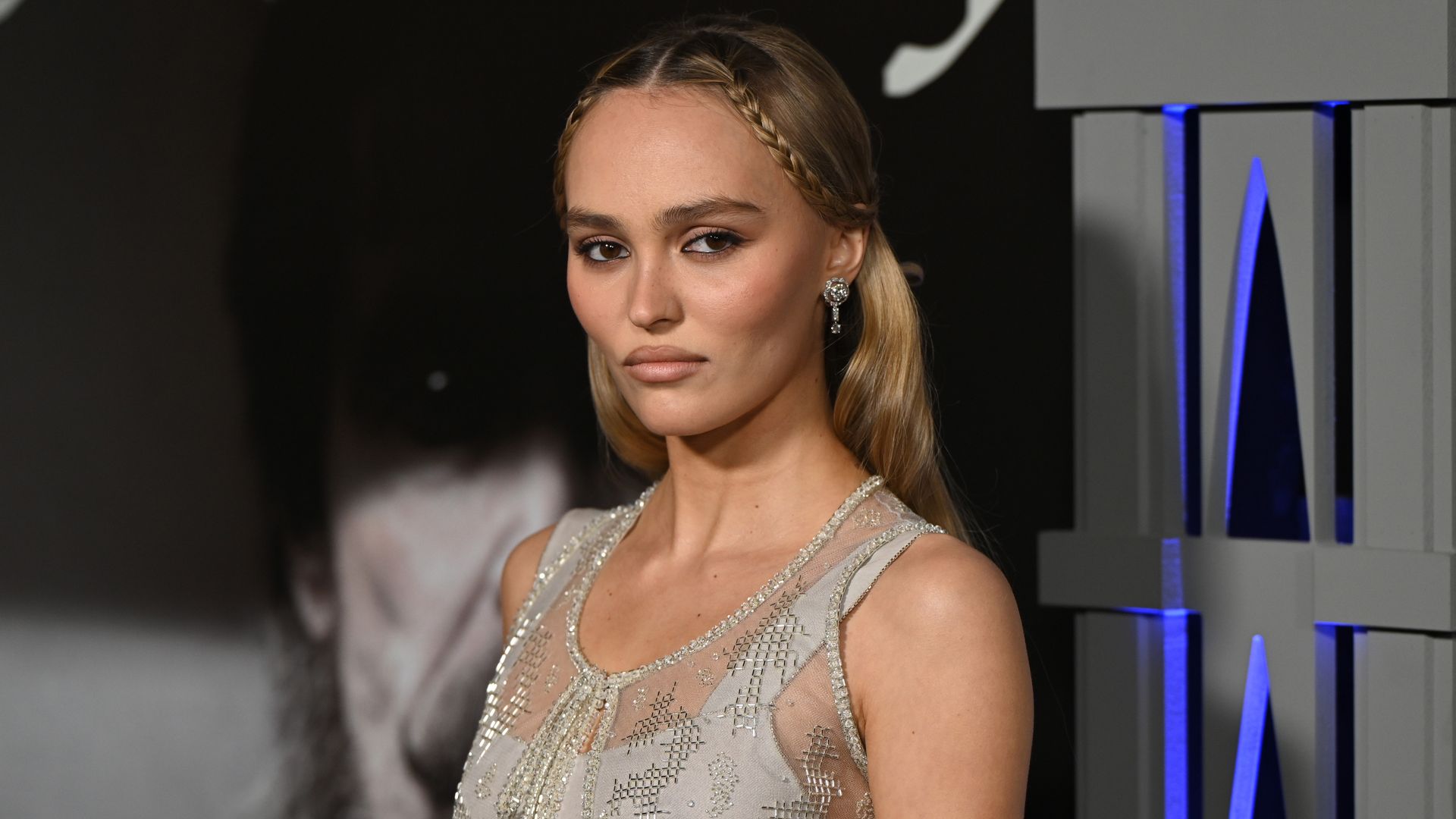 Lily-Rose Depp deslumbra con un look angelical y francés en el estreno de 'Nosferatu' en Los Ángeles