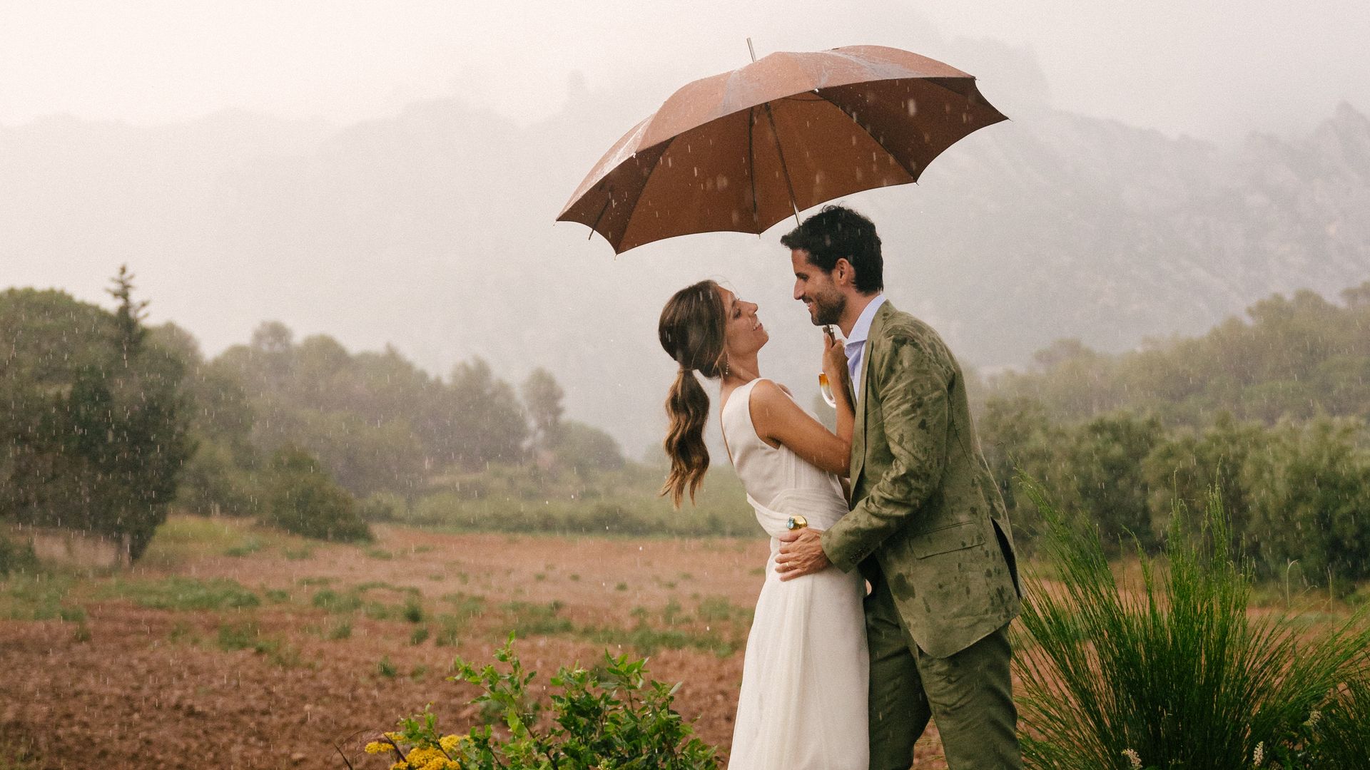 Un vestido de novia asimétrico, blanco roto y convertible para la boda de Anna bajo la lluvia en El Bruc