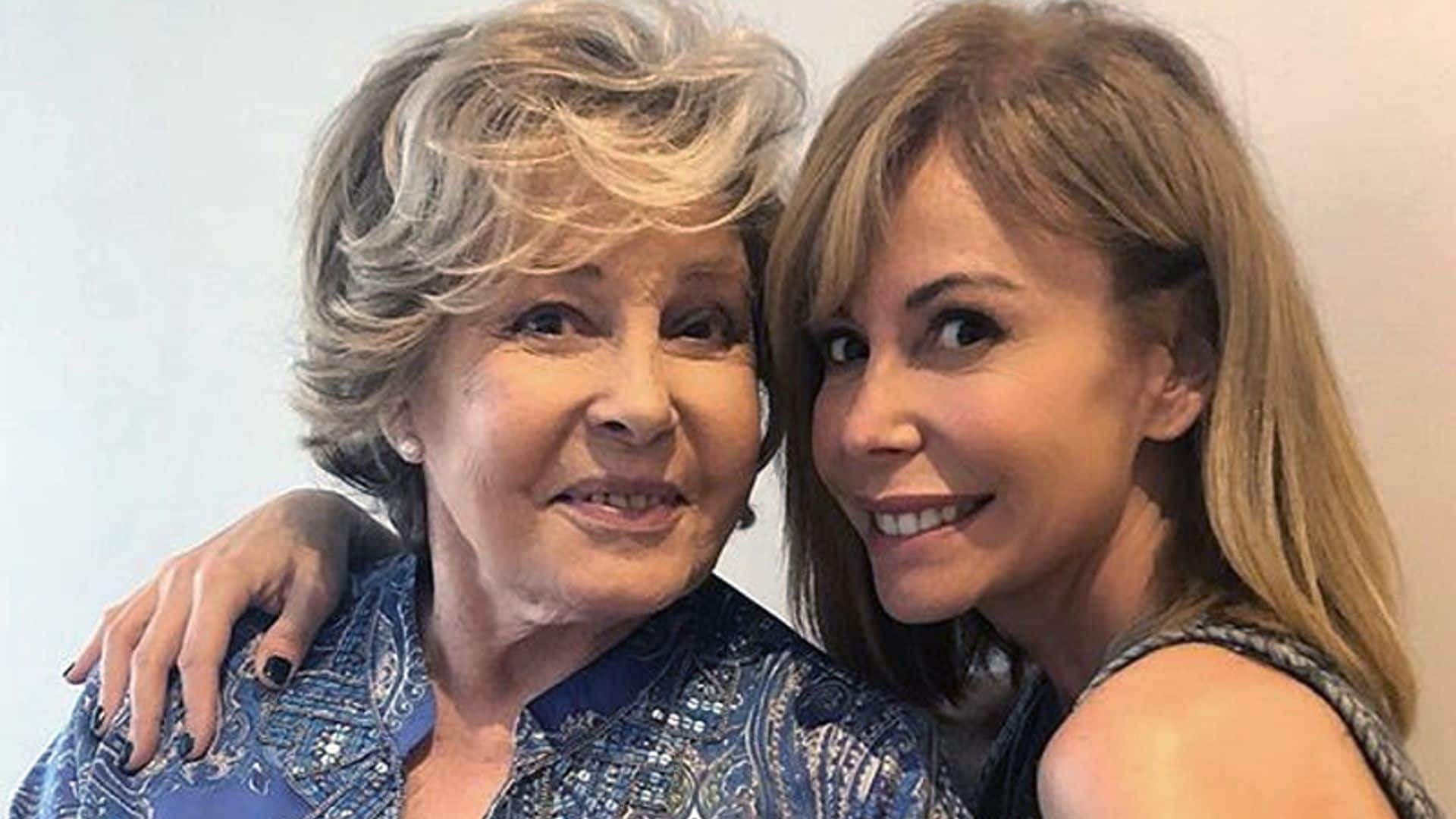 Lara Dibildos, feliz y emocionada en el 87º cumpleaños de su madre, Laura Valenzuela