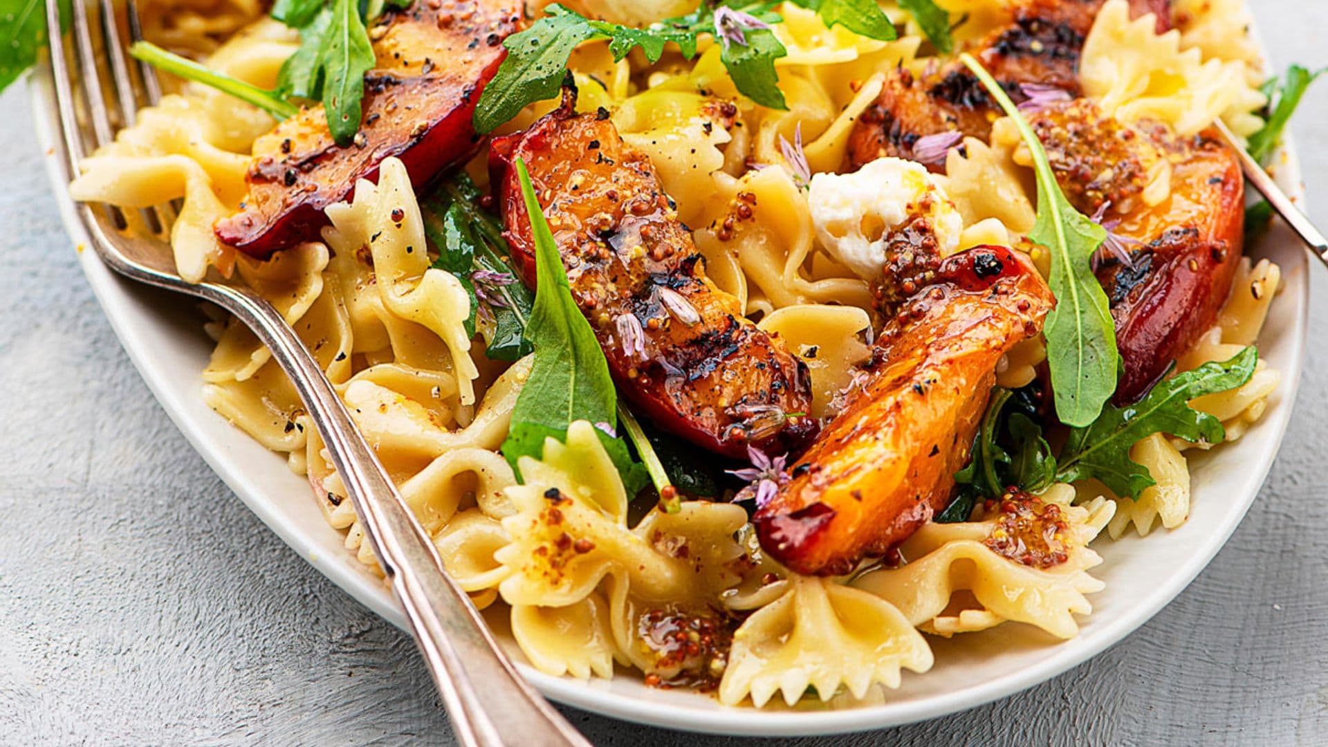 Ensalada de 'farfalle' con nectarinas a la parrilla