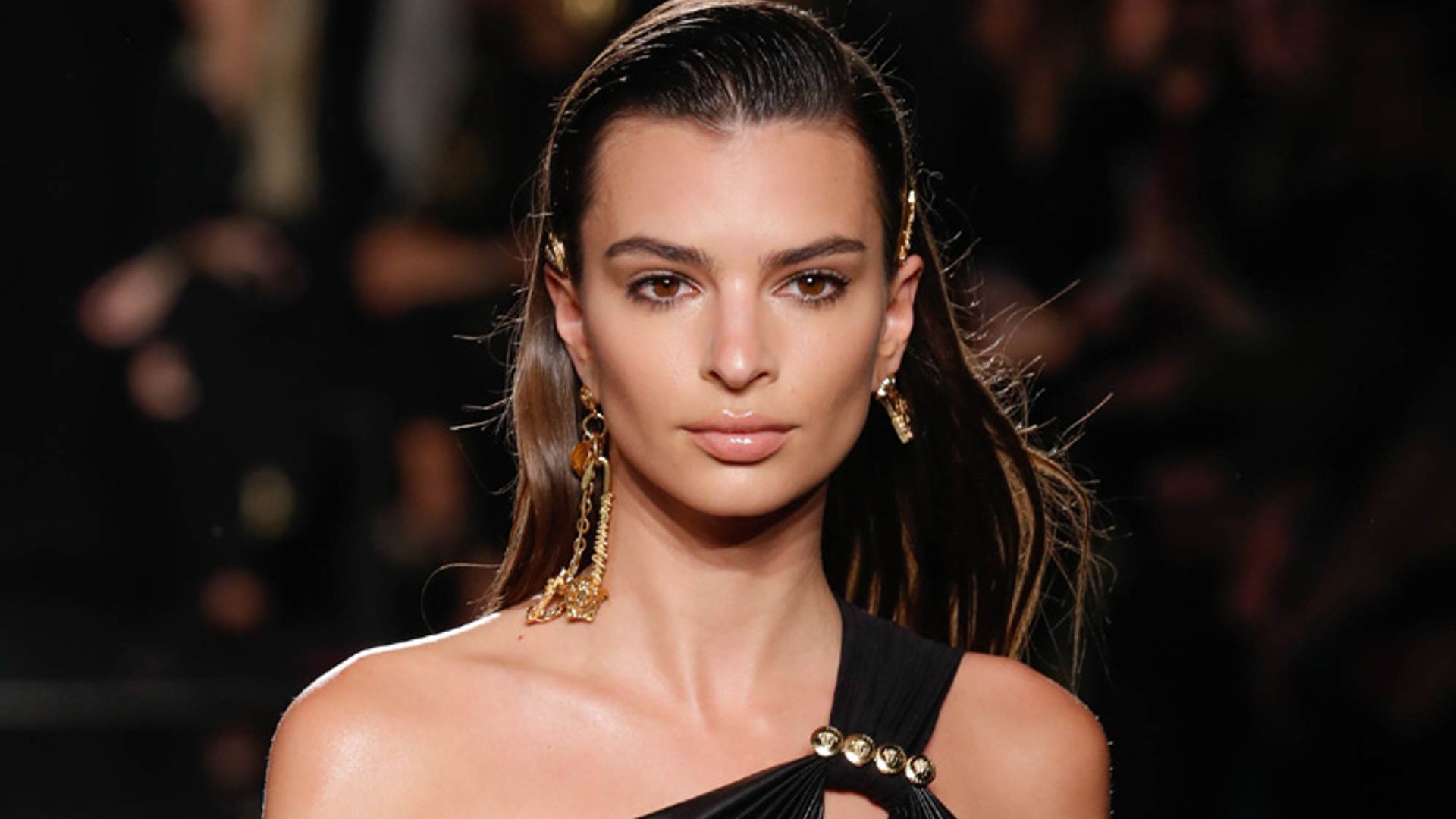 Así aplica el colorete Emily Ratajkowski cuando quiere estar más bronceada