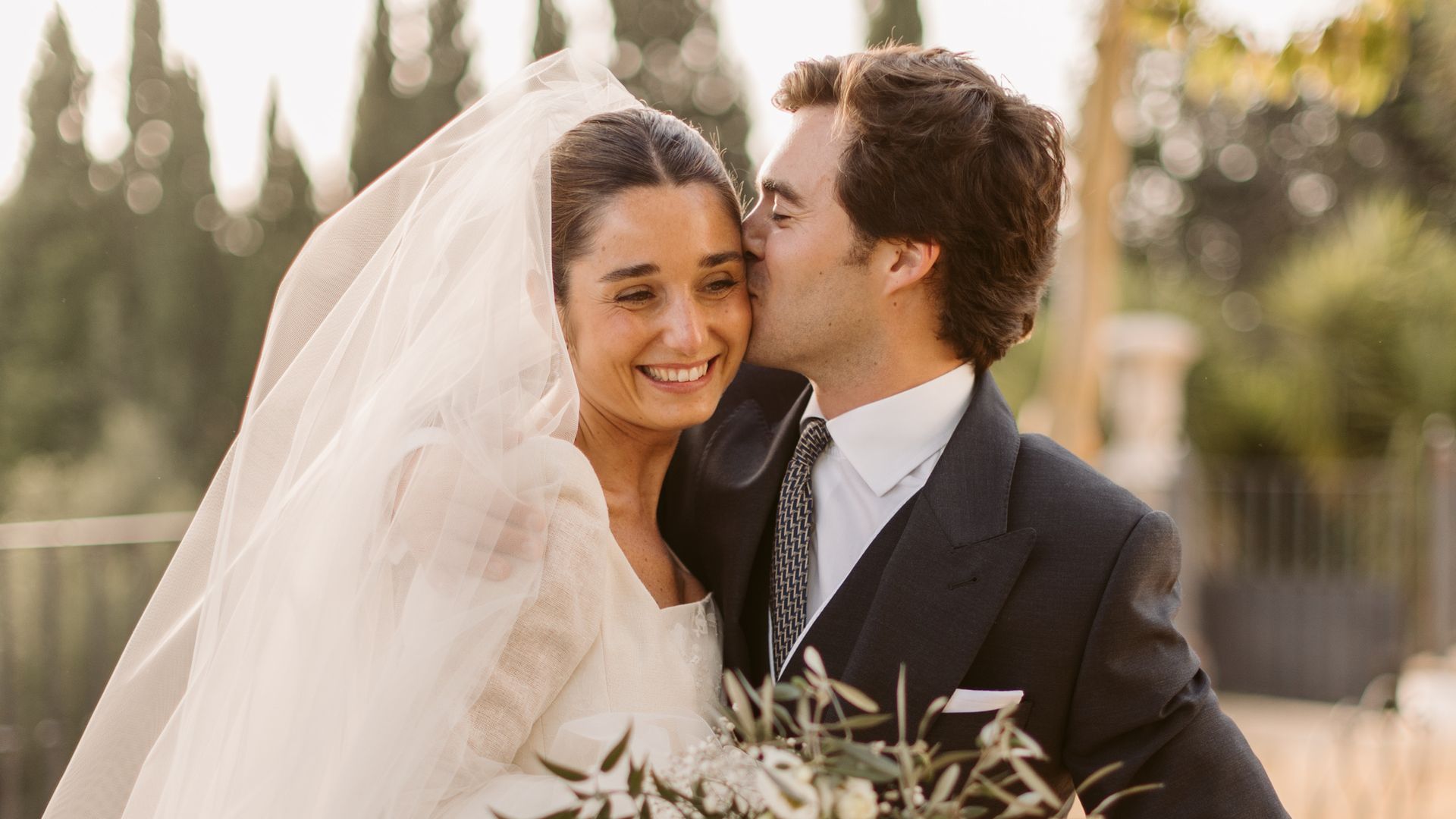 Encajes del vestido de novia de su abuela, joyas sencillas y velo: la boda de Mercedes en Jerez