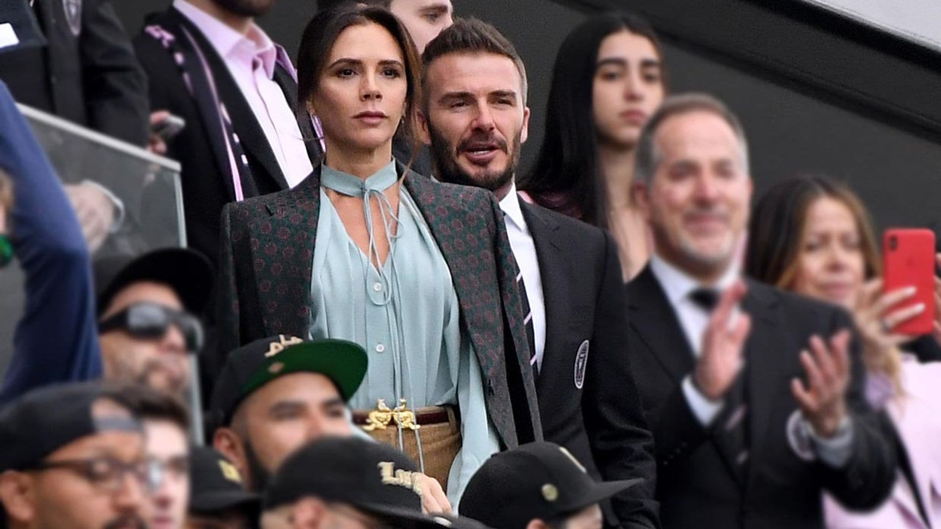 Victoria Beckham vs Eva Longoria: duelo de estilo en el campo de fútbol