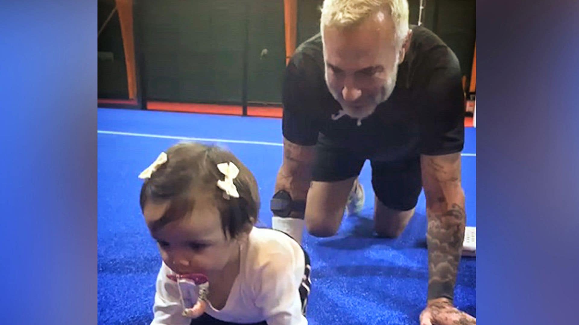 ¡Corre, que te pillo! Las imágenes más divertidas de Gianluca Vacchi gateando con su hija, Blu Jerusalema