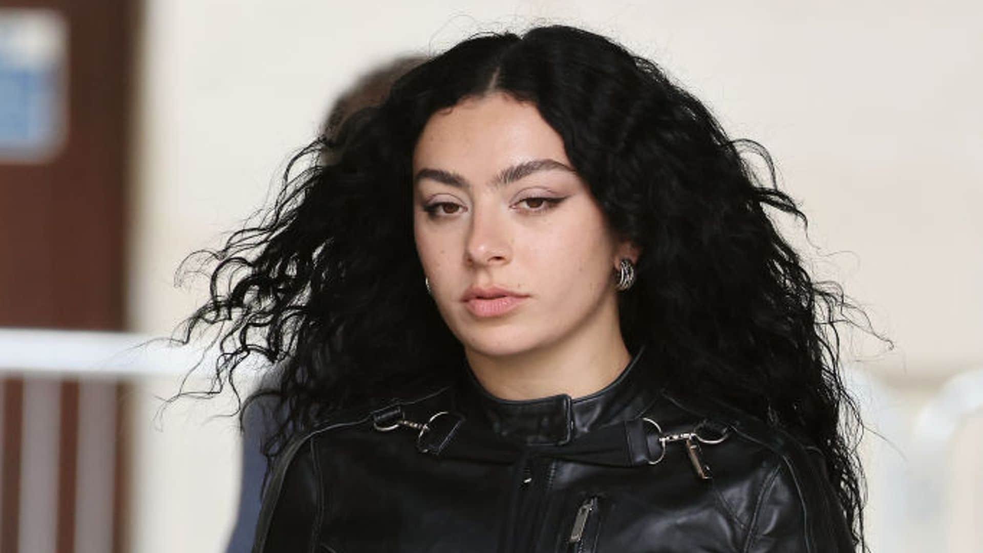 Así es como puedes conseguir el 'makeup look' de Charli XCX para un 'Brat Summer'