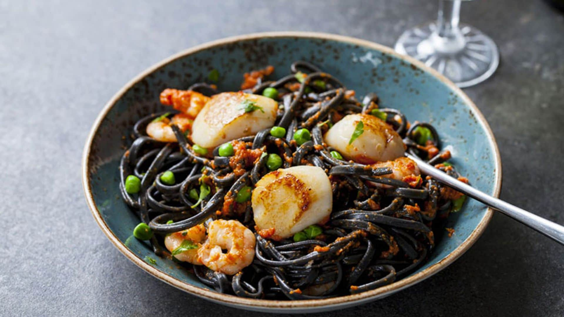 Pasta negra con vieiras y gambas