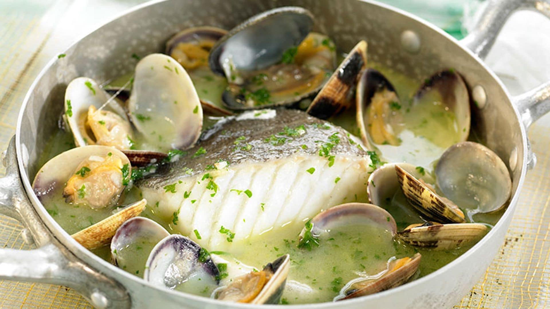 Bacalao en salsa verde con almejas