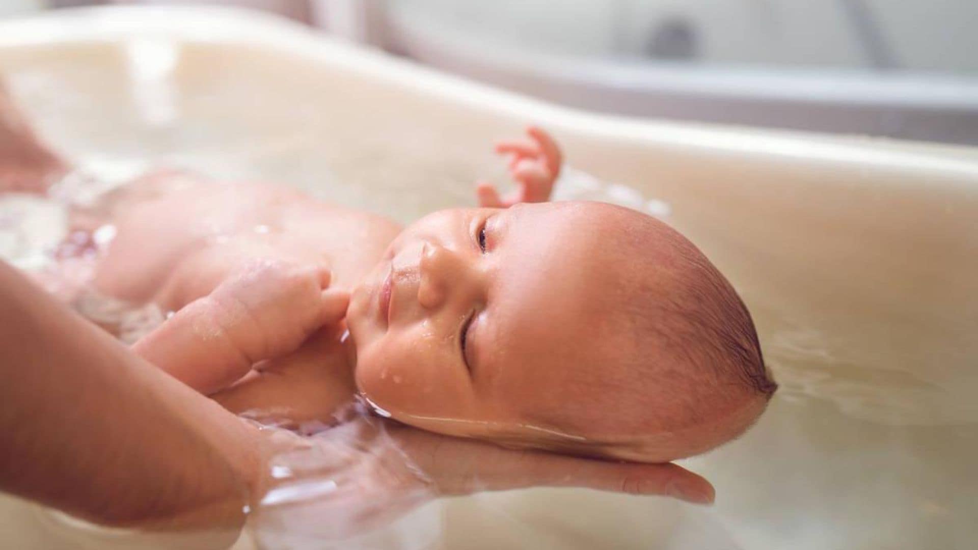 El primer baño del recién nacido, ¿cuándo y cómo debe realizarse?