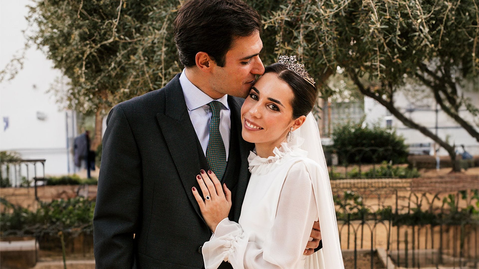 Paula, la novia sevillana del vestido transformable con cuello de volantes y tiara floral