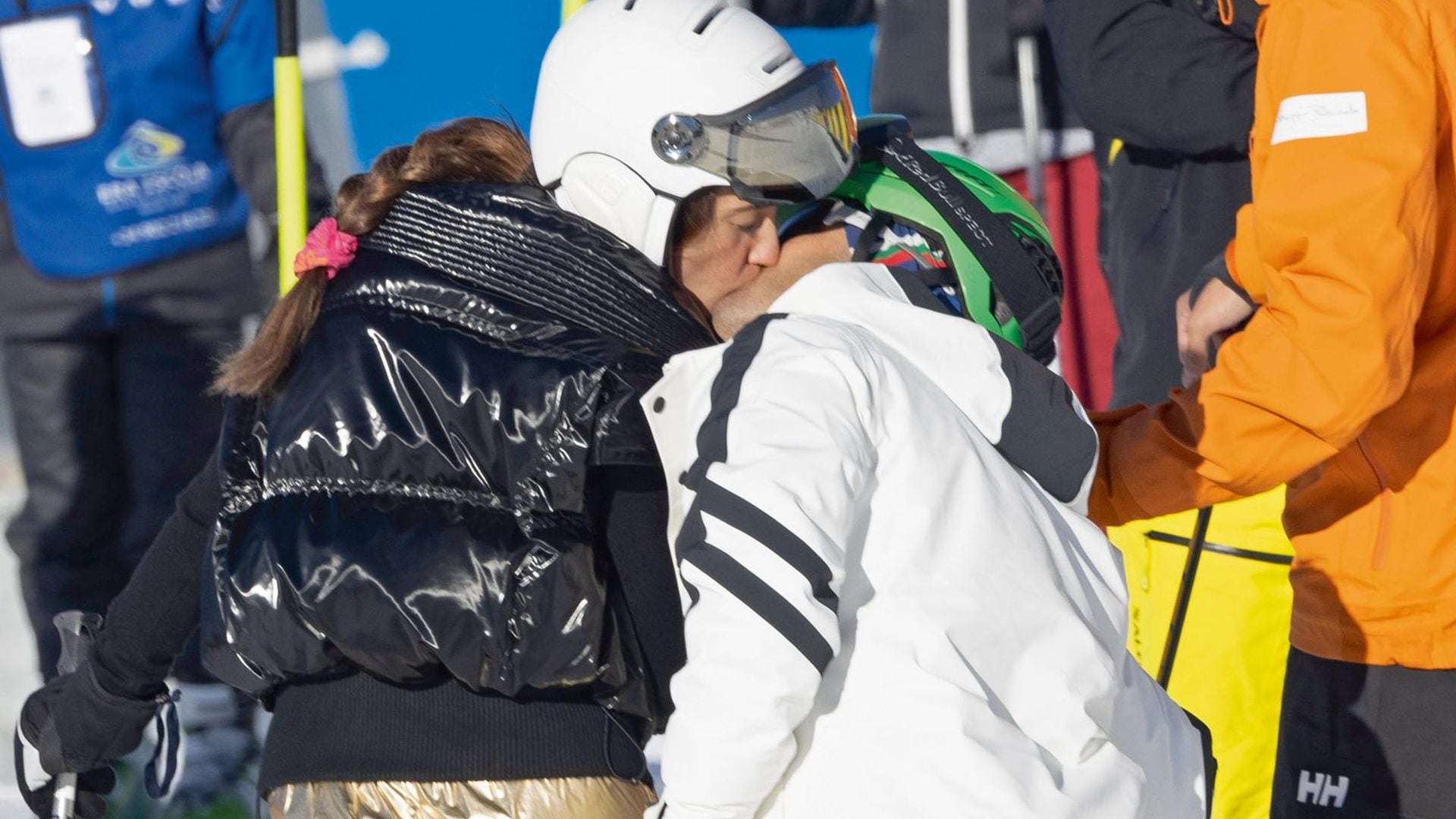 En ¡HOLA!, María Pedraza y Jason Fernández: un amor que derrite la nieve en Baqueira