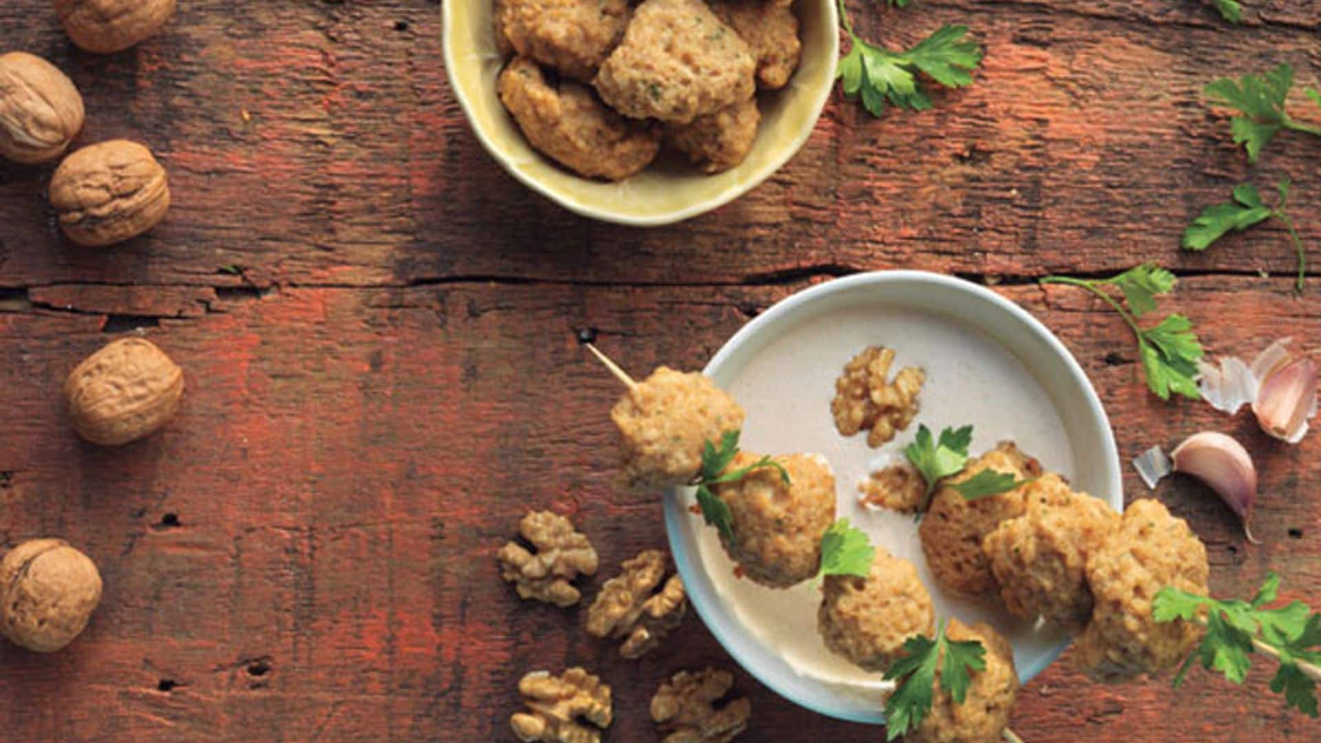 Buñuelos de bacalao y ajoblanco de nueces