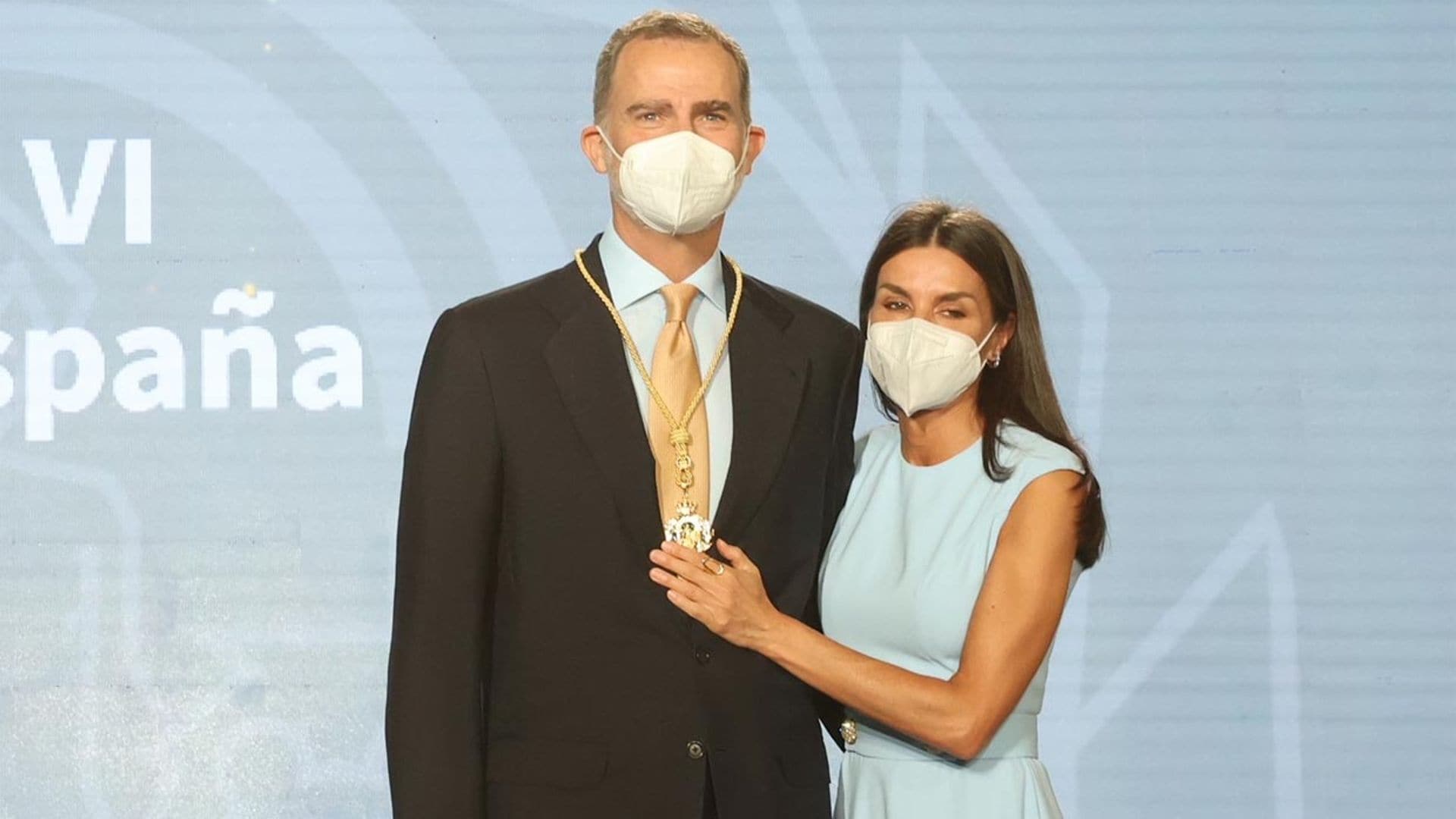 El guiño a sus hijas, el orgullo de doña Letizia... don Felipe recibe la Medalla de Honor de Andalucía