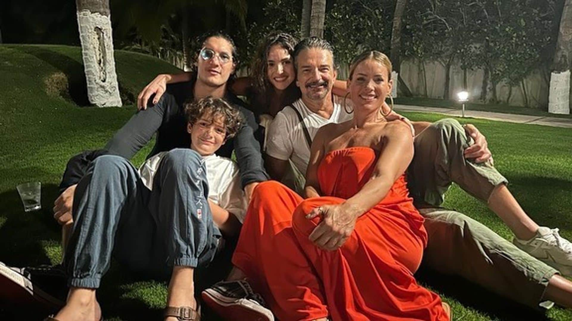 Ricardo Arjona con sus dos hijos mayores, su pareja Deisy Arvelo y el hijo de ambos, Nicolás