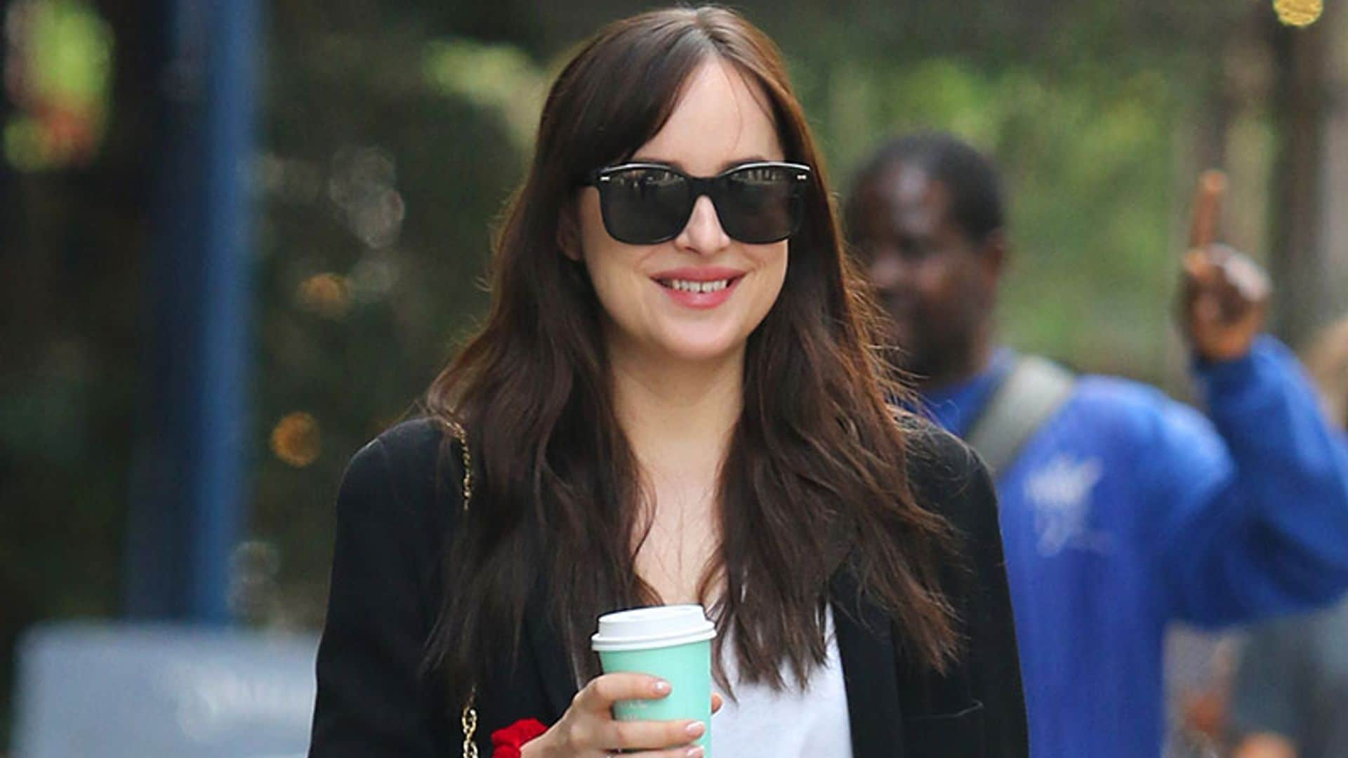 Dakota Johnson o cómo transformar un 'look' básico en todo un éxito con solo un complemento