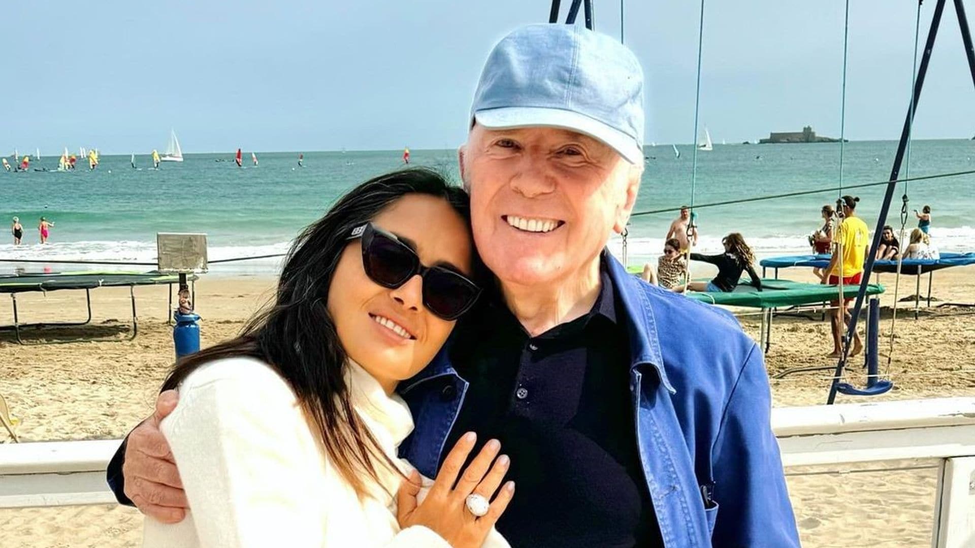 ¡Cumpleaños en altamar! Salma Hayek comparte un vistazo del festejo de su suegro