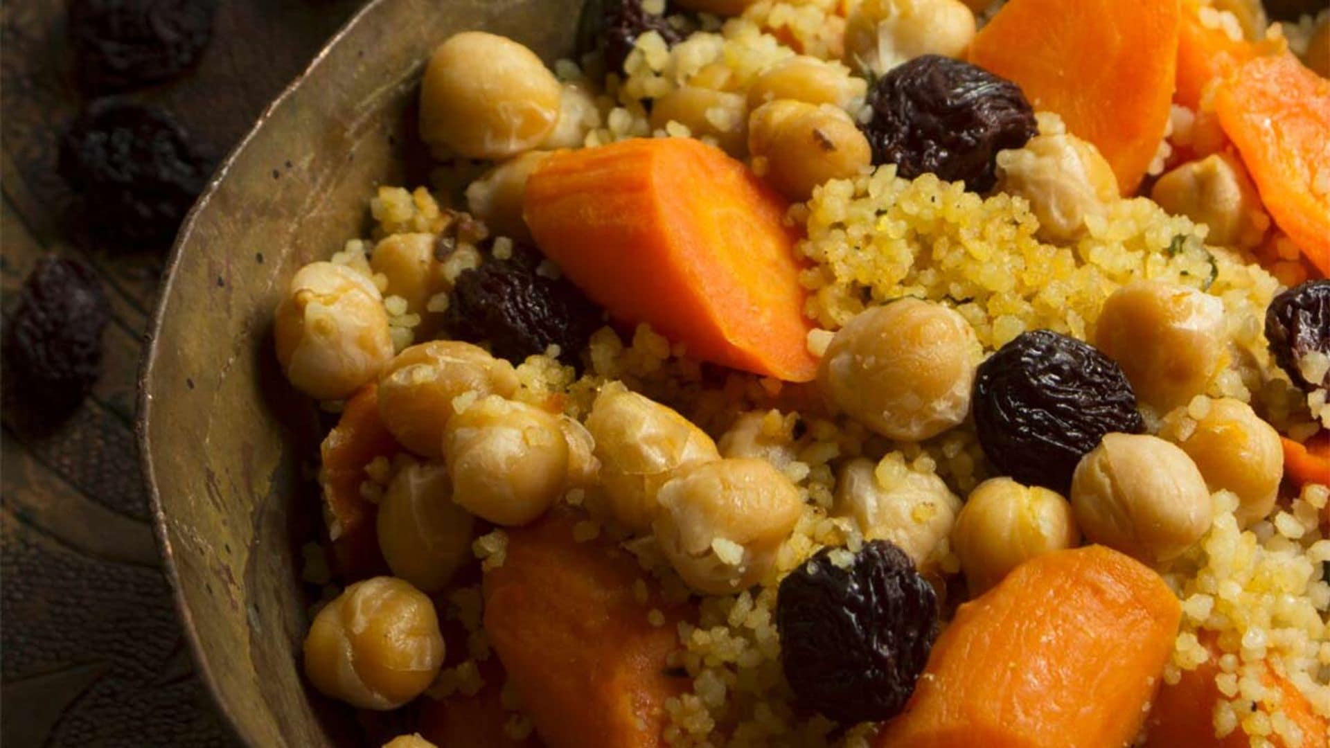 Cuscús al curry con garbanzos, zanahoria y uvas pasas