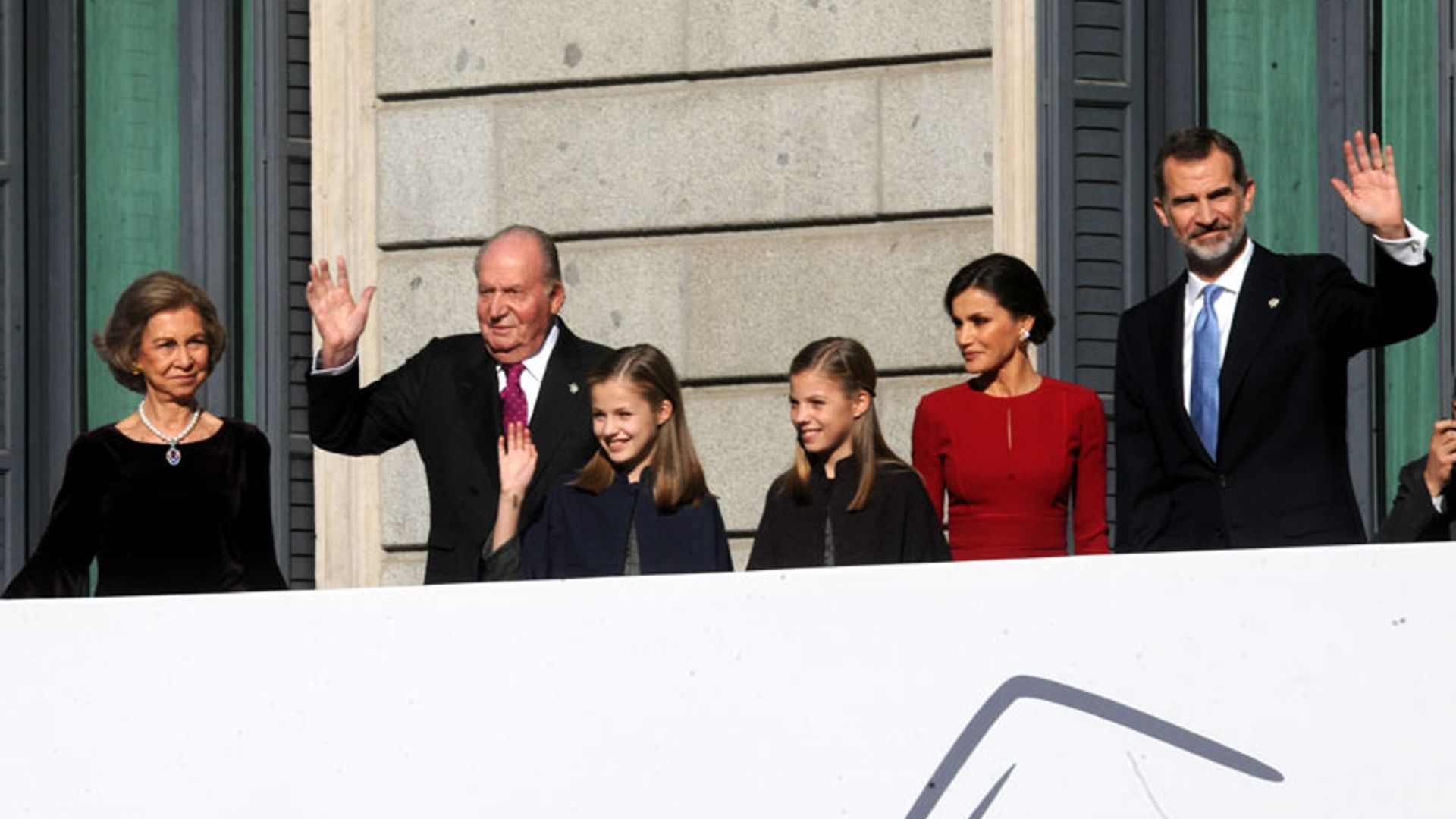 Los Reyes y sus hijas con Don Juan Carlos y Doña Sofía, juntos en el homenaje a la Constitución