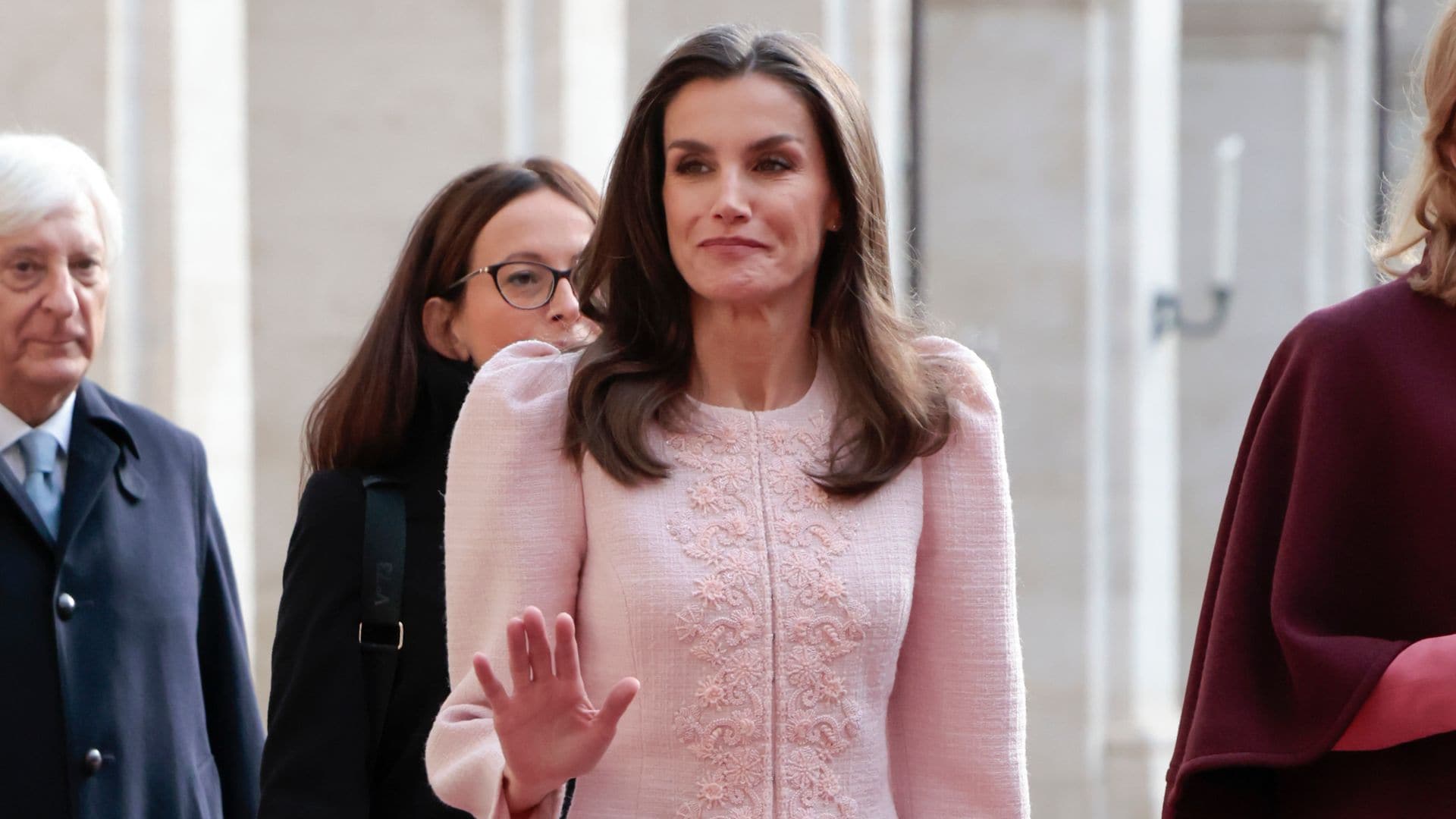 Doña Letizia versiona un look de tweed rosa estilo años 80 que vimos primero en la pasarela