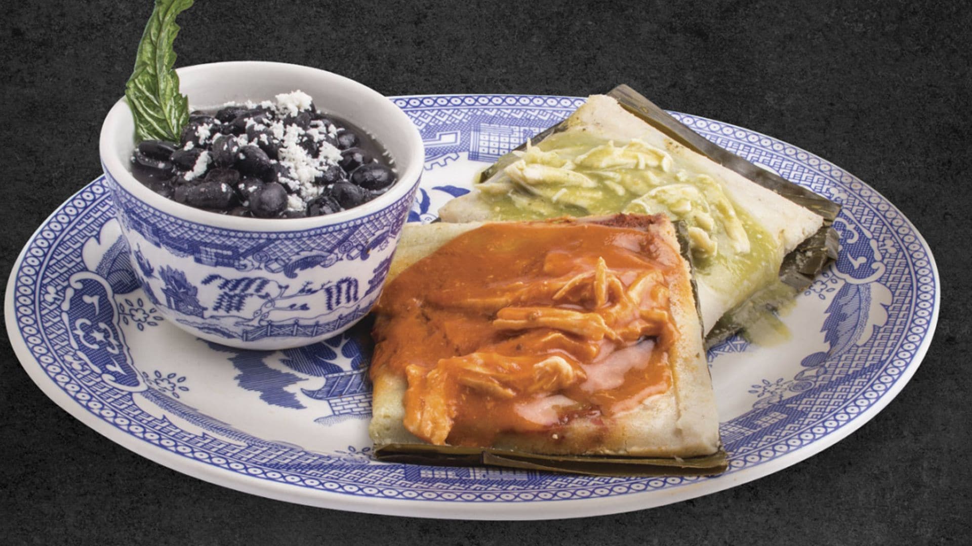 En Sanborns, la oferta de tamales costeños se divide en verdes, rojos y de mole.