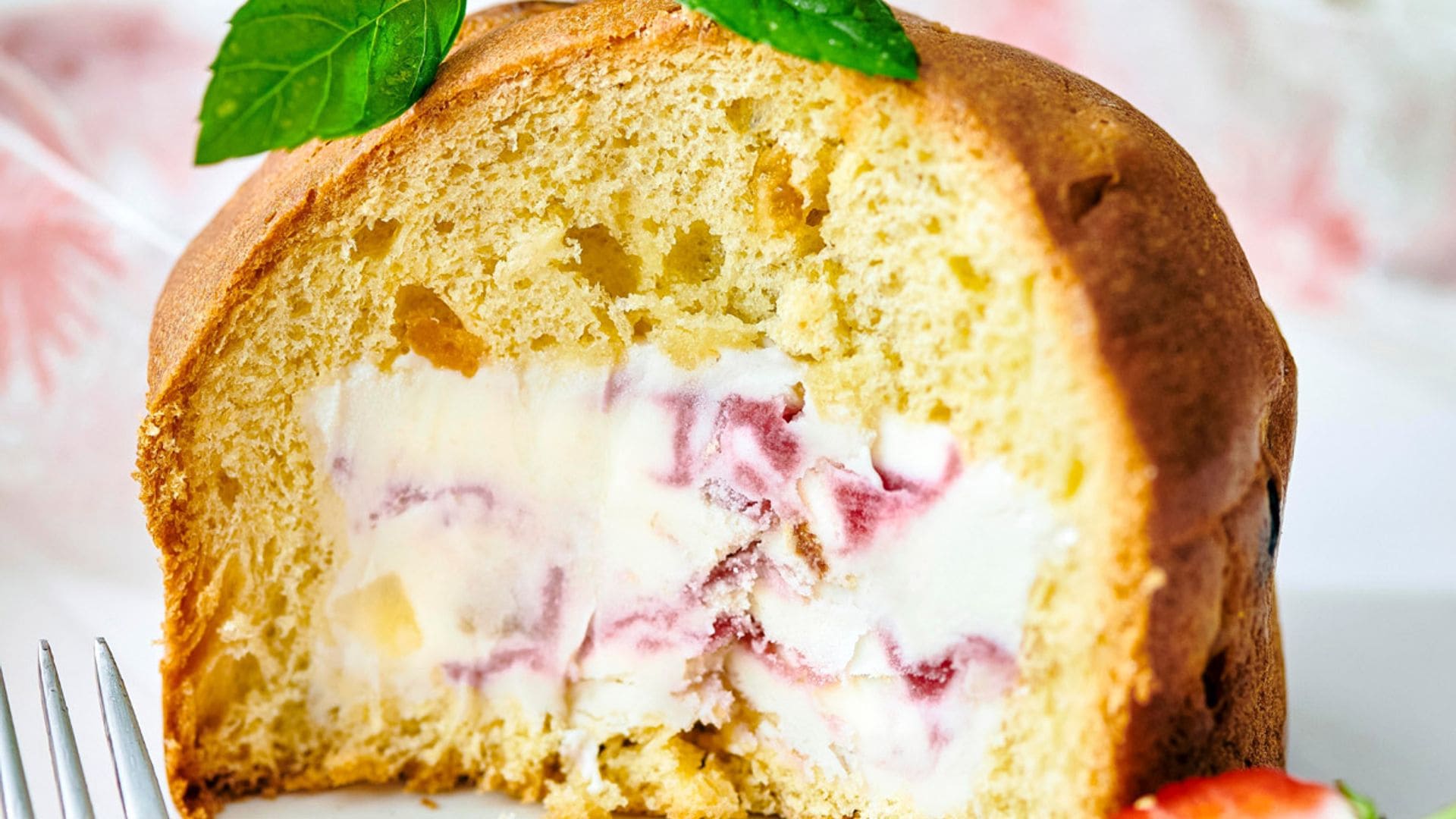 ‘Minipanettones’ rellenos de helado de yogur y fresas