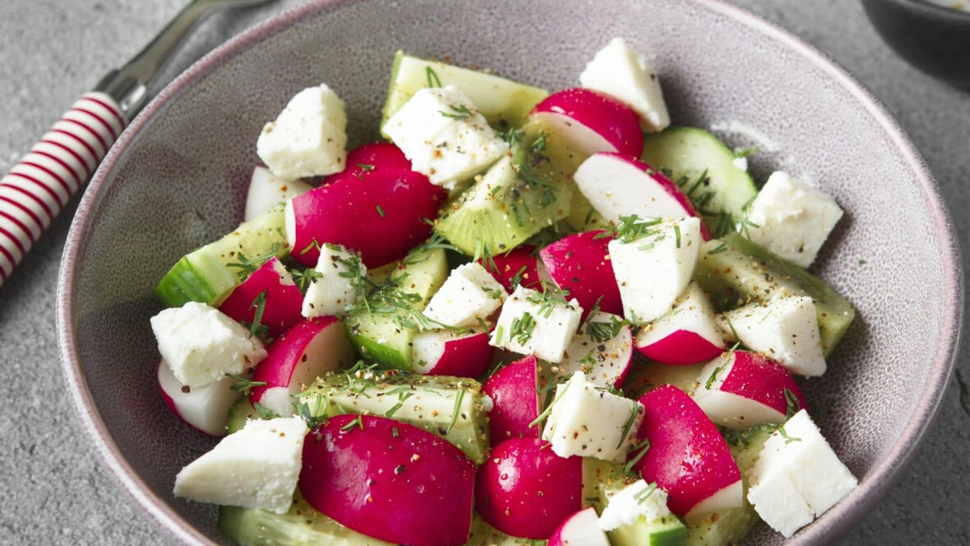 Ensalada de pepino, rabanitos y kiwi con queso feta