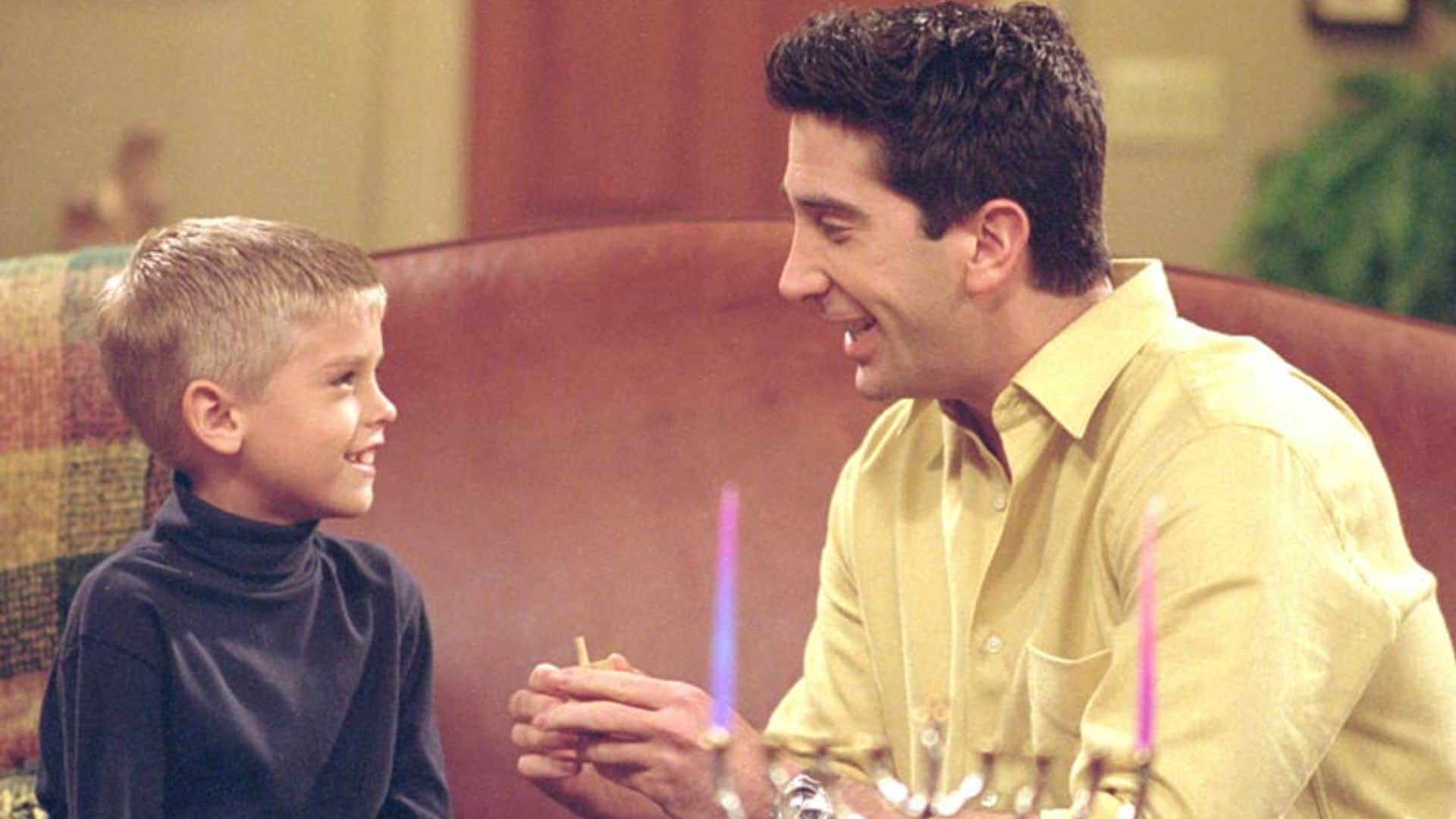 ¿Te acuerdas del hijo de Ross en 'Friends'? ¡Ni te imaginas cómo ha cambiado!