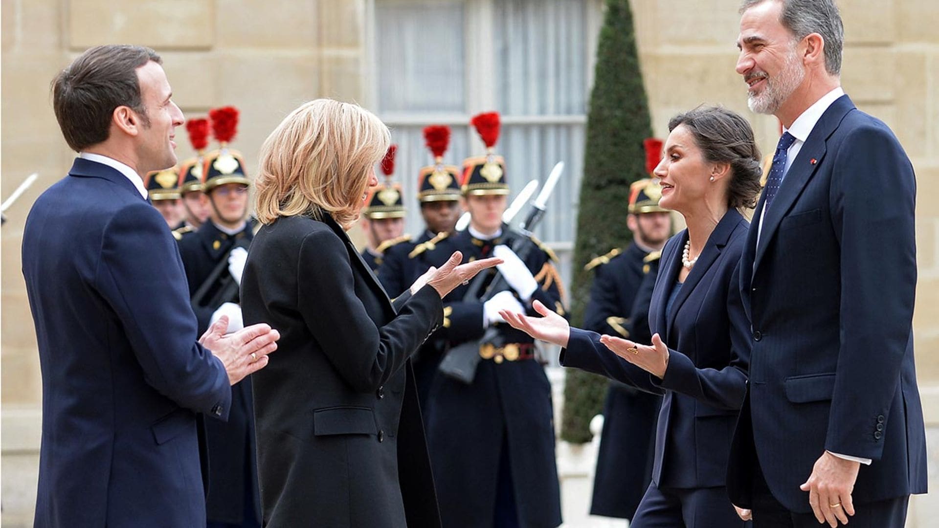 Ni apretones de manos ni besos, analizamos el encuentro de los Reyes con los Macron