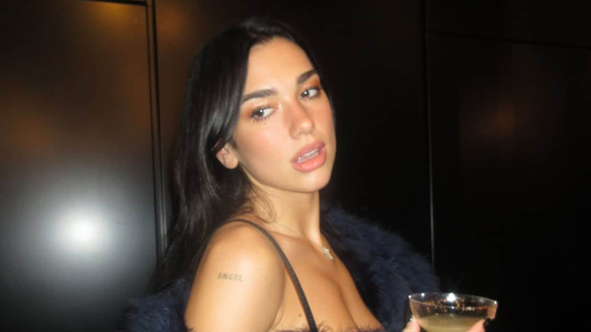 Dua Lipa da la bienvenida al 2025 con el look viral de la temporada: abrigo de pelo y pantalón ‘efecto cuero’