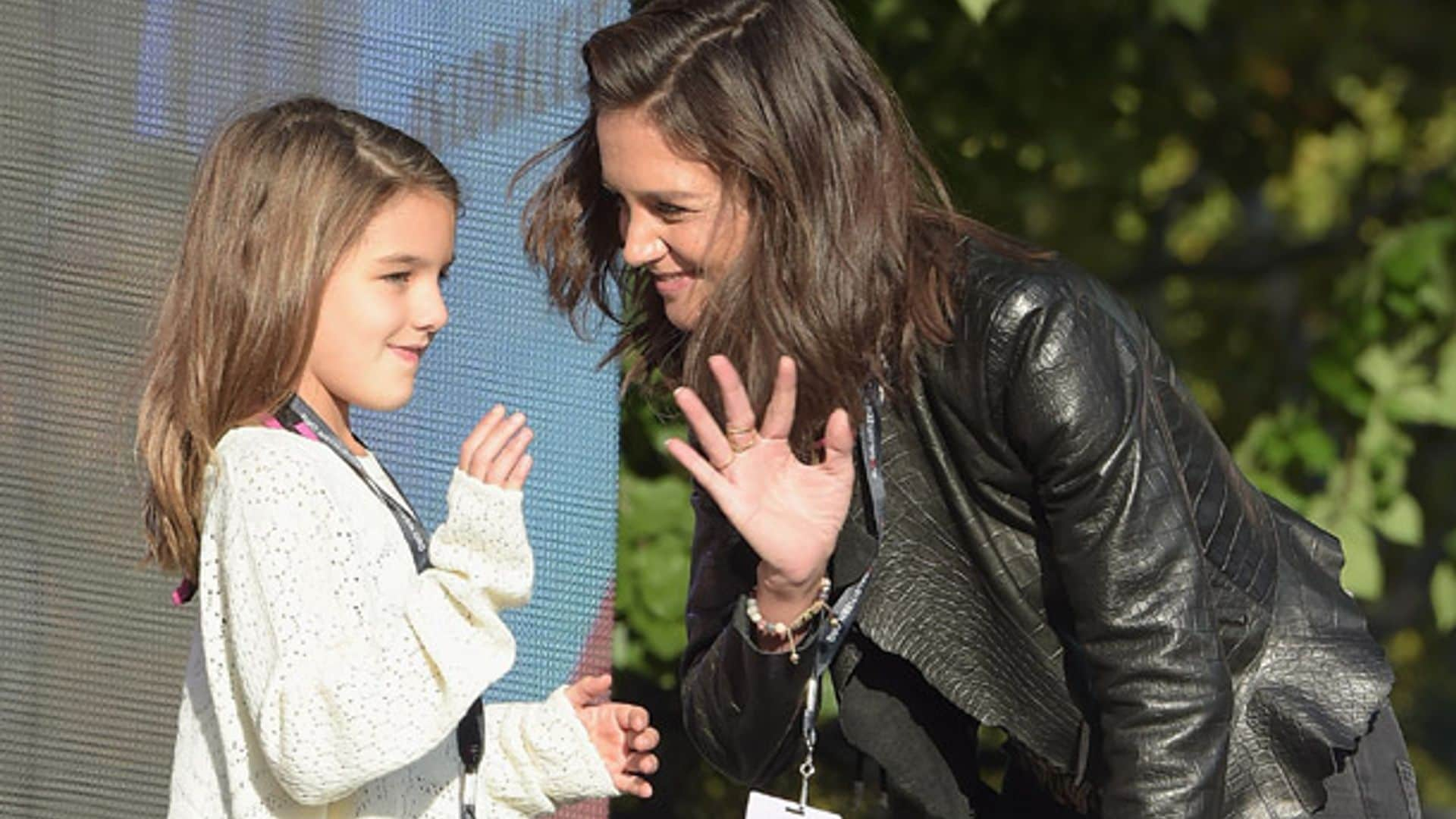 Suri Cruise se sube por primera vez a un escenario