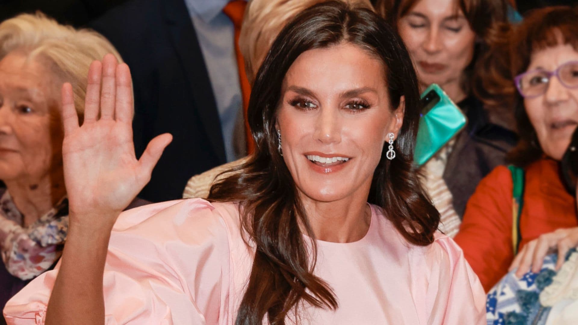 La simpática charla de la reina Letizia con un joven alumno del colegio al que ella asistió