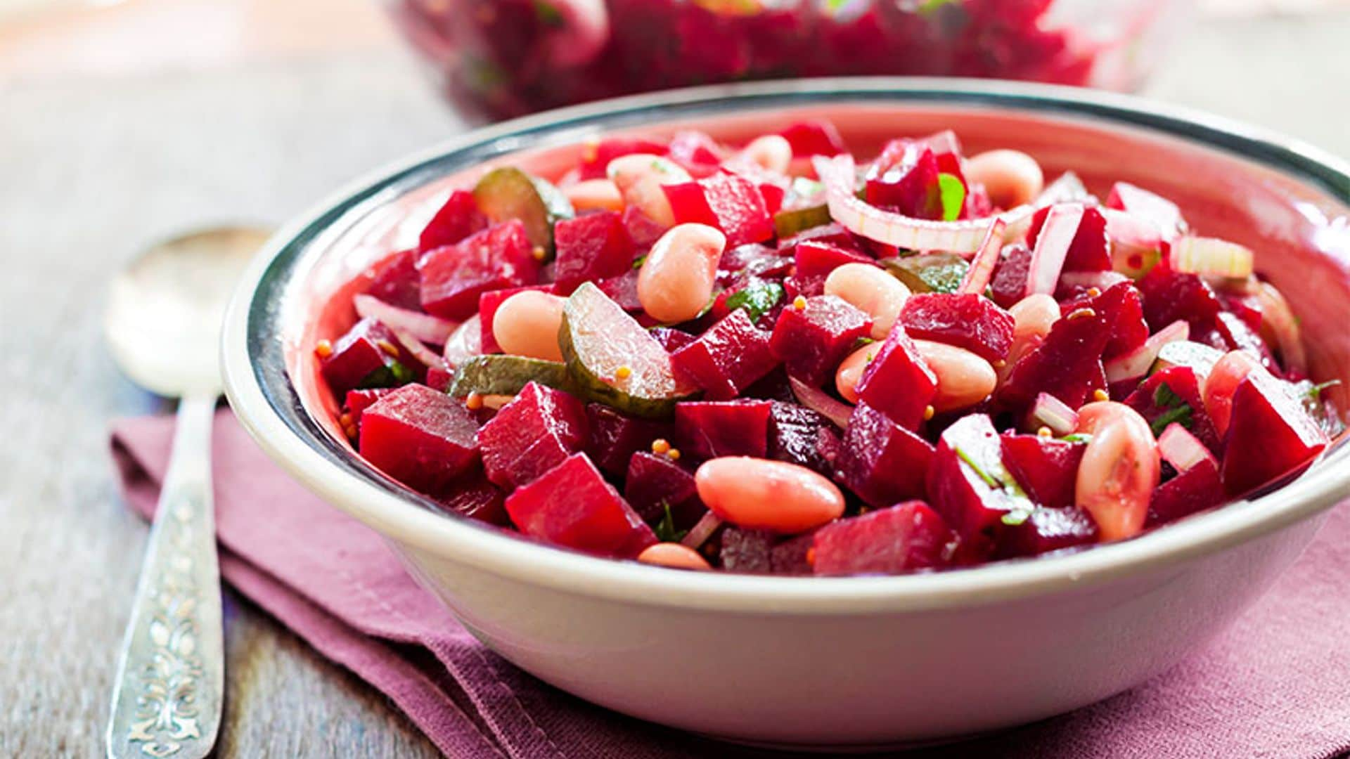 Ensalada de alubias con remolacha y pepinillos