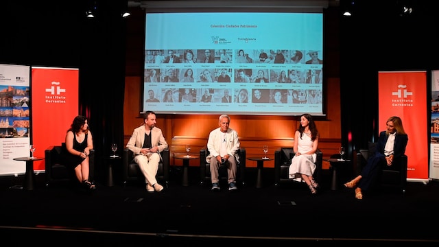 Los escritores Marta Robles, Espido Freire, Juan Cruz, Daniel Asorey y la ilustradora Alicia Caboblanco en la presentación de la colección Ciudades Patrimonio de la Humanidad