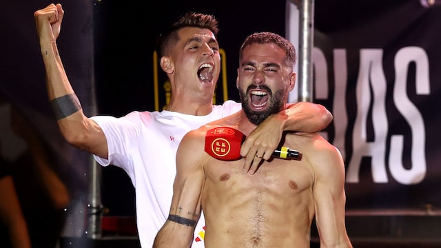 Alvaro Morata y Dani Carvajal celebrando el triunfo de La Roja en la Eurocopa en Cibeles