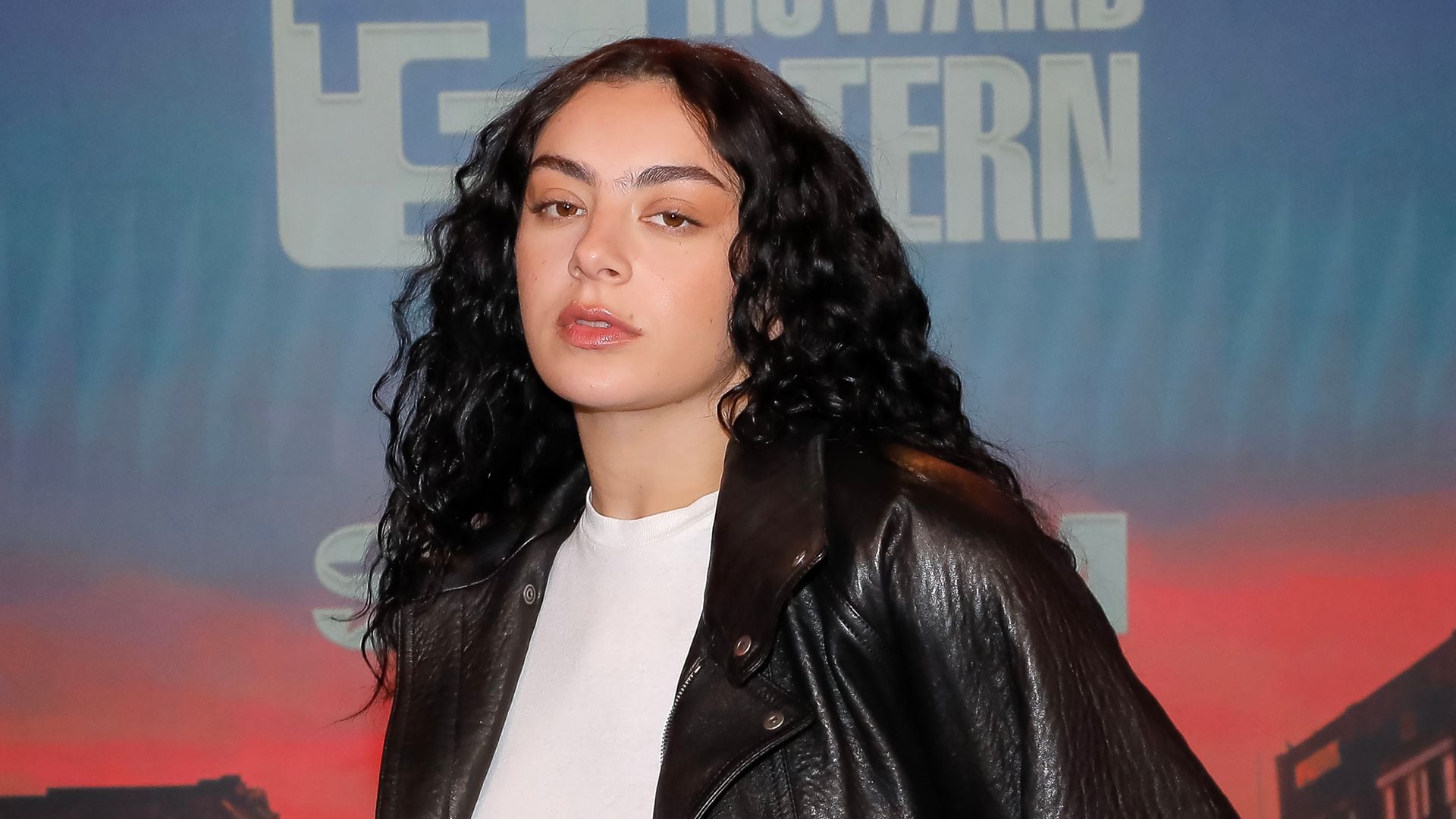 Charli XCX se convierte en la nueva embajadora de Valentino