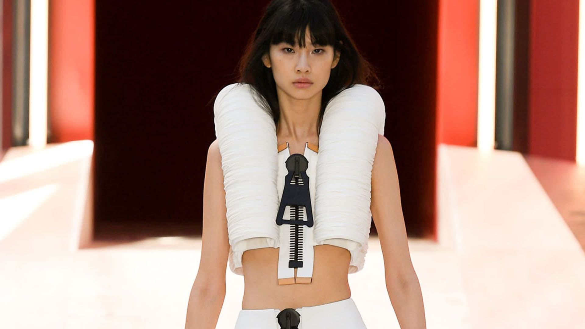 Louis Vuitton explora nuevas dimensiones con sus originales 'vestidos-cremallera'