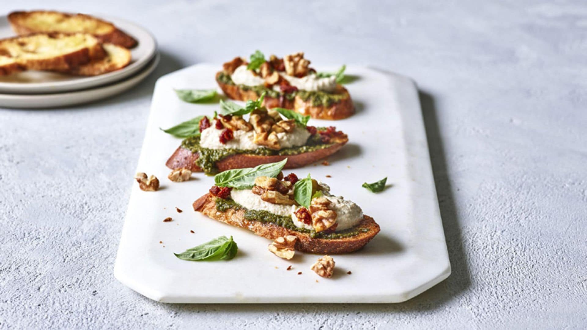 crostini crema nueces parmesano