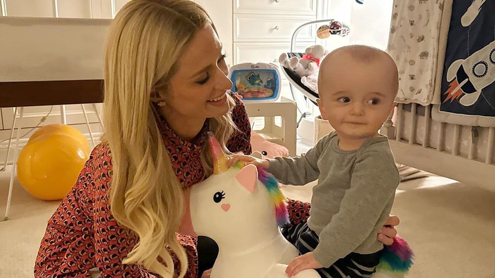 Paris Hilton abre su álbum de fotos más personal por el primer cumpleaños de su hijo Phoenix