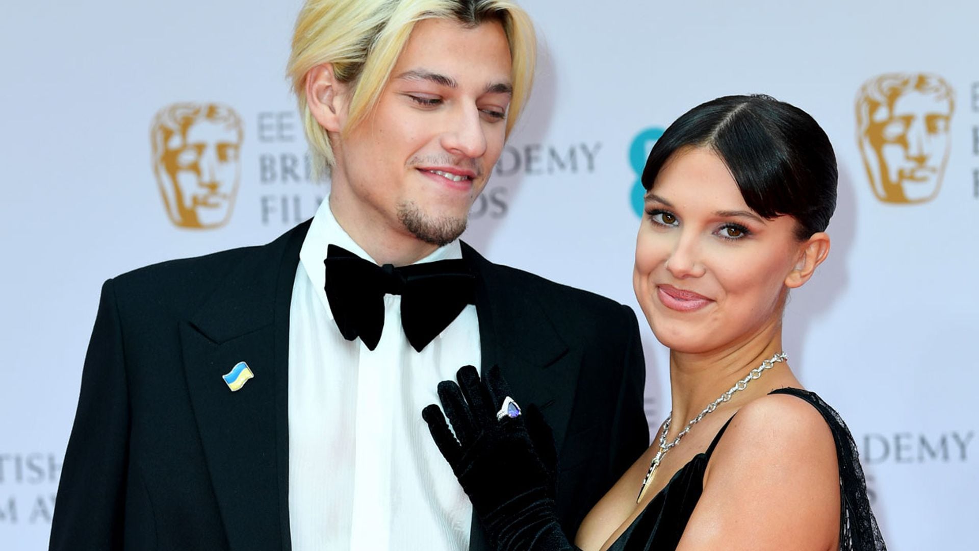 El debut como pareja de Millie Bobby Brown y su novio Jake, hijo de Jon Bon Jovi, sobre la alfombra roja