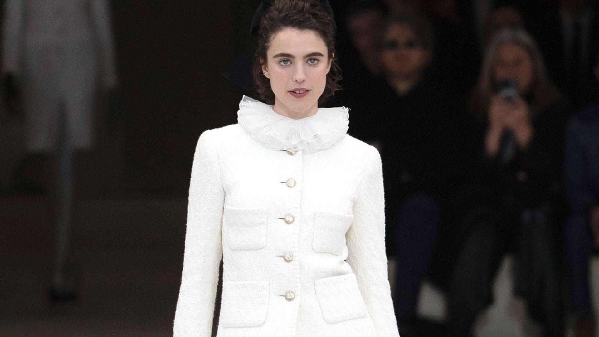 Margaret Qualley se sube a la pasarela para abrir el desfile de Chanel