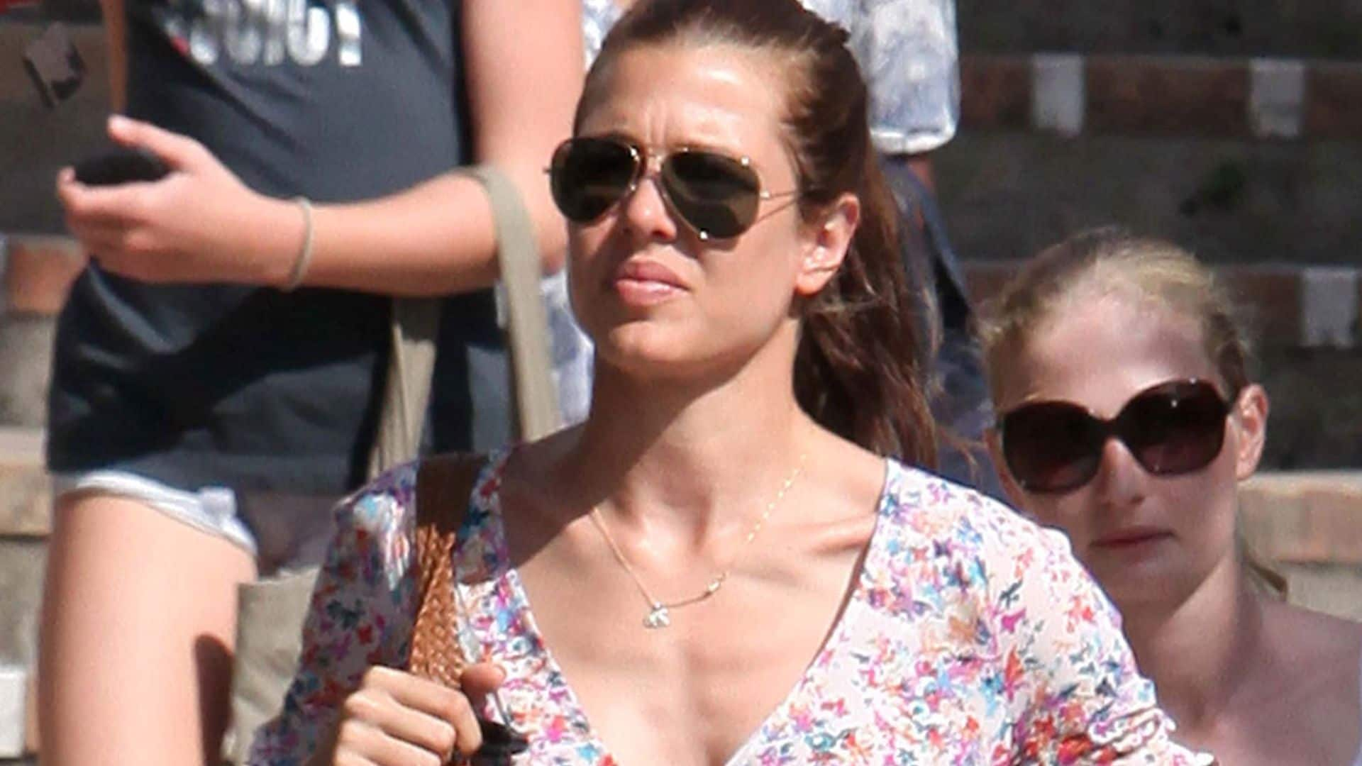 ¡Sofía Palazuelo no es la única! Carlota Casiraghi también tiene el collar de longanizas para su mascota