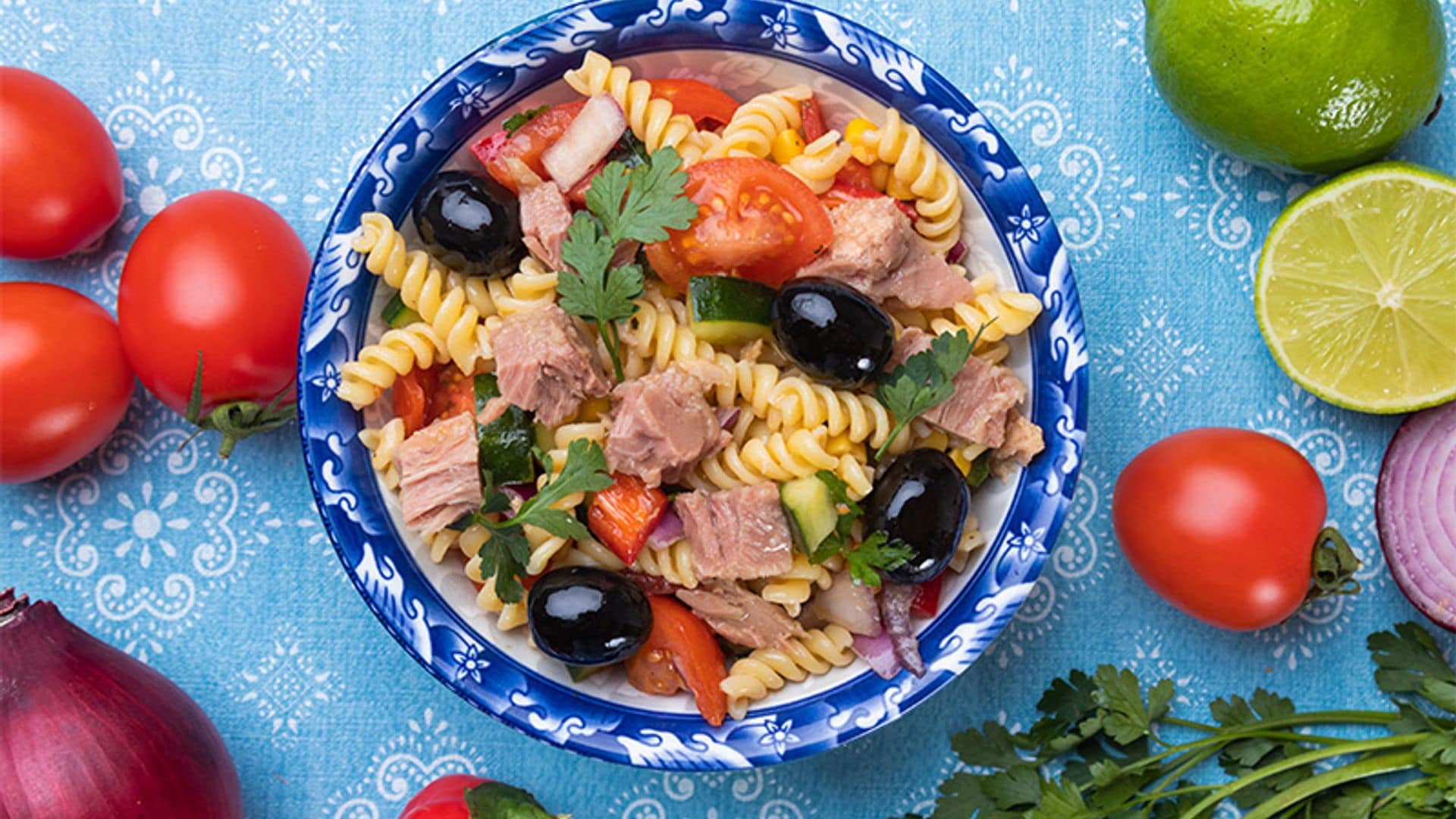 Ensalada de tornillos, atún y vegetales