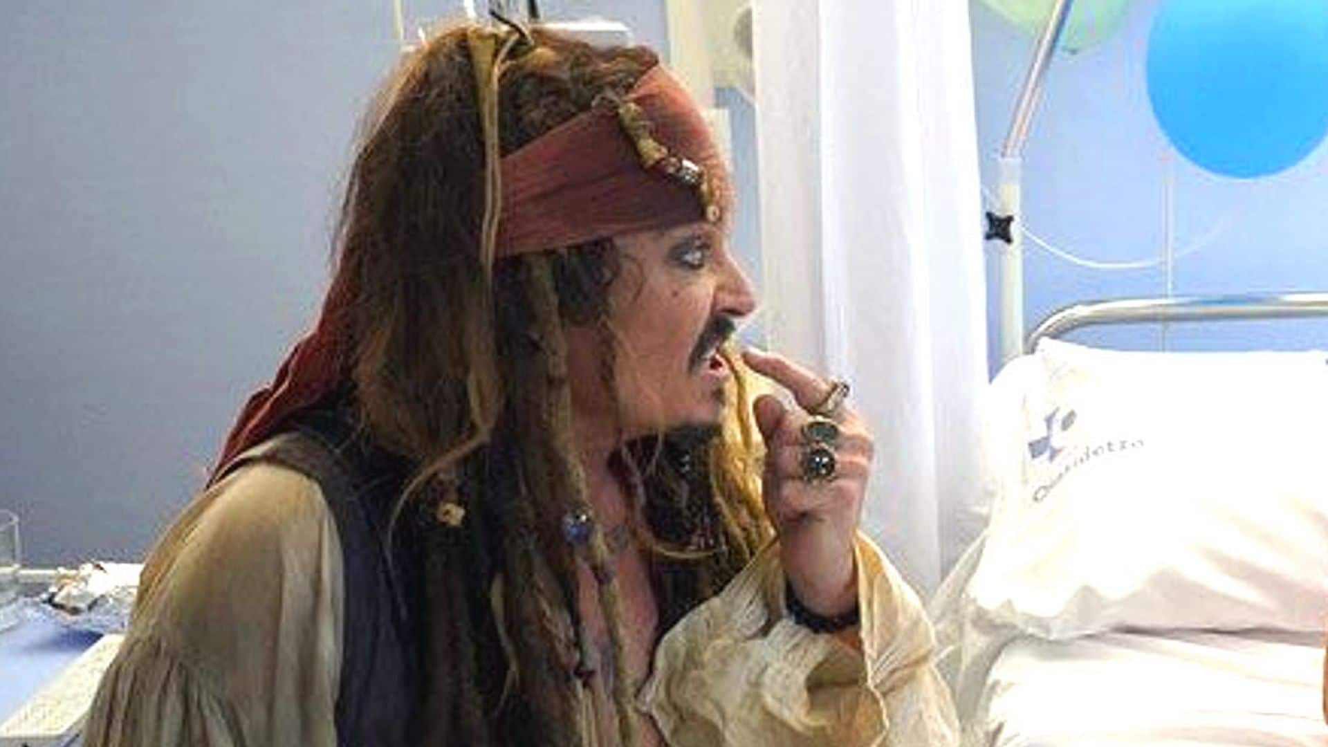 La impresionante sorpresa de Johnny Depp a los niños del Hospital Donostia vestido de Jack Sparrow