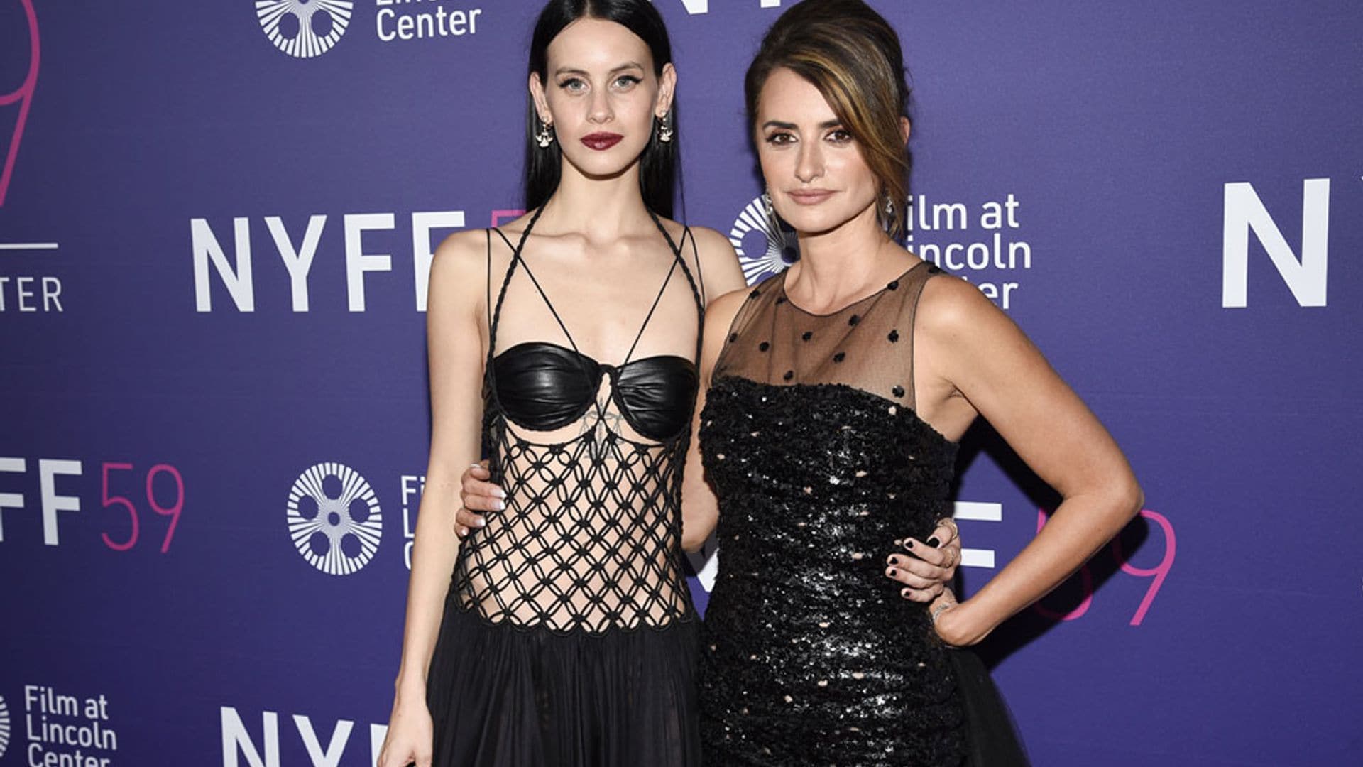 Piel, lentejuelas y corsés: Penélope Cruz y Milena Smit arrasan con sus looks en Nueva York