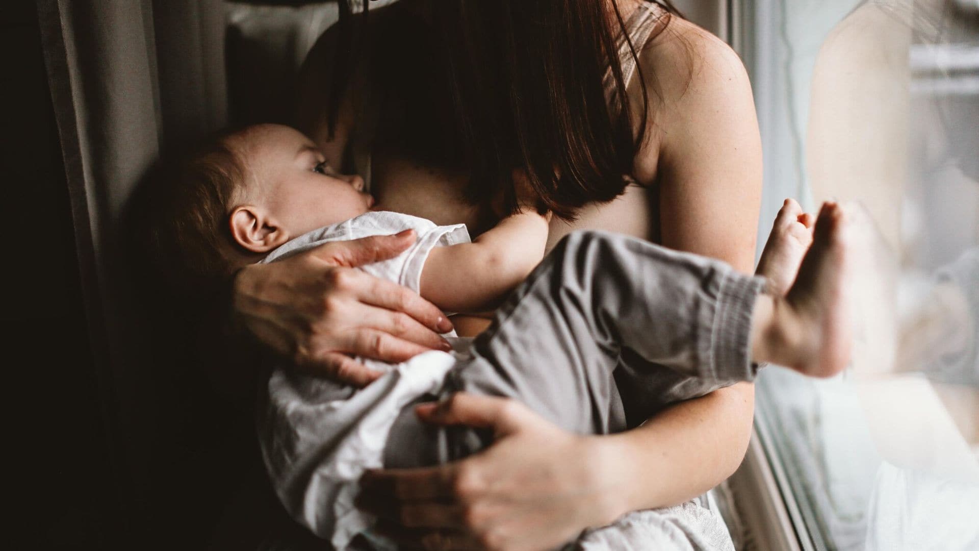 madre dando el pecho a su hijo