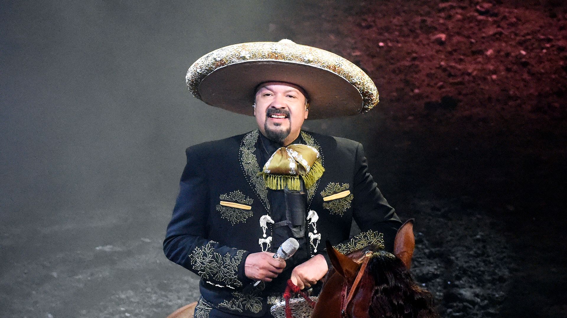 Pepe Aguilar le compra a los Fernández el equipo de charrería de don Vicente