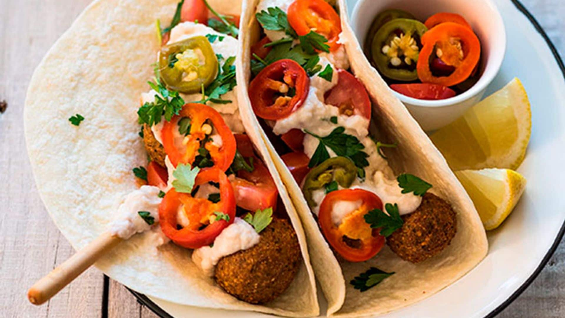 Burrito de falafel con chiles y crema agria