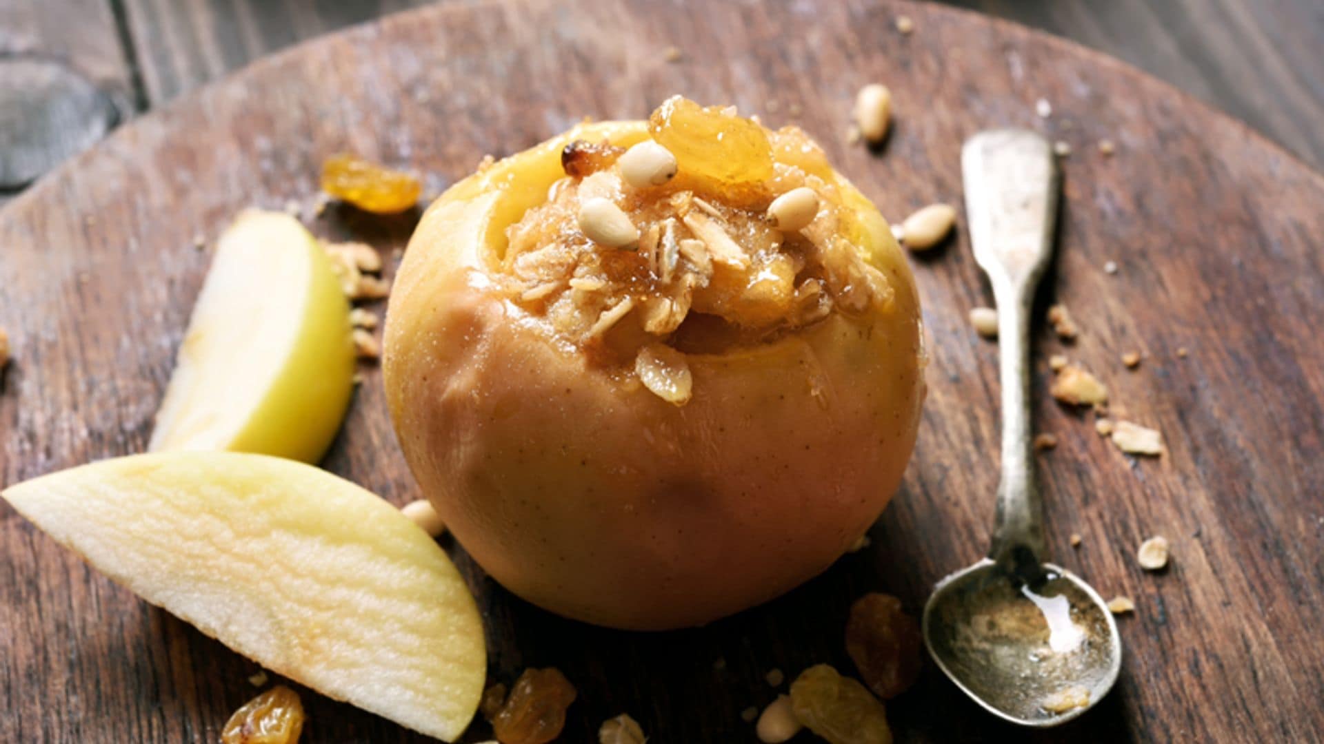 Manzanas asadas con miel y piñones