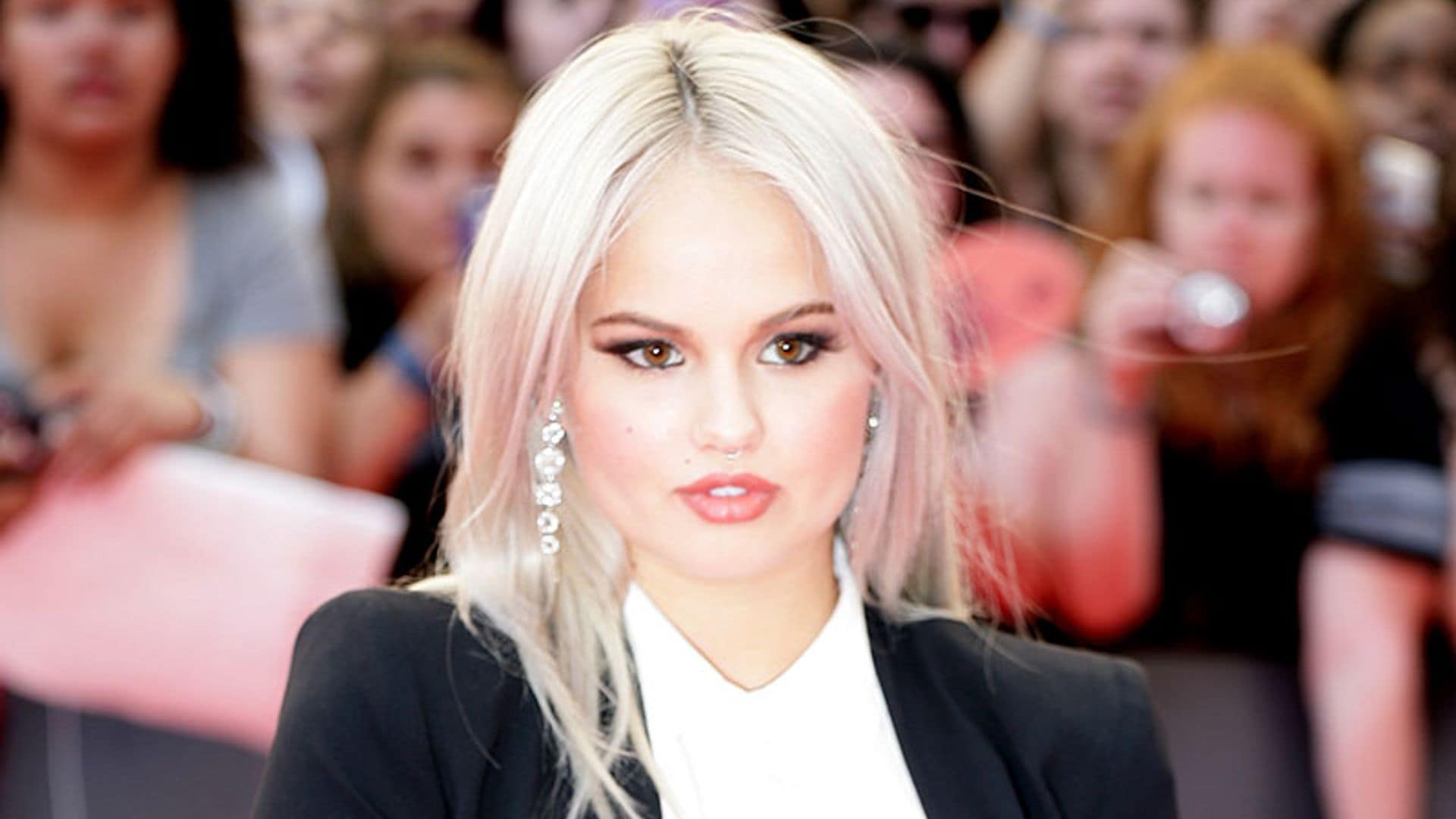 Los complementos pueden ser la clave y Debby Ryan lo deja claro con sus pendientes