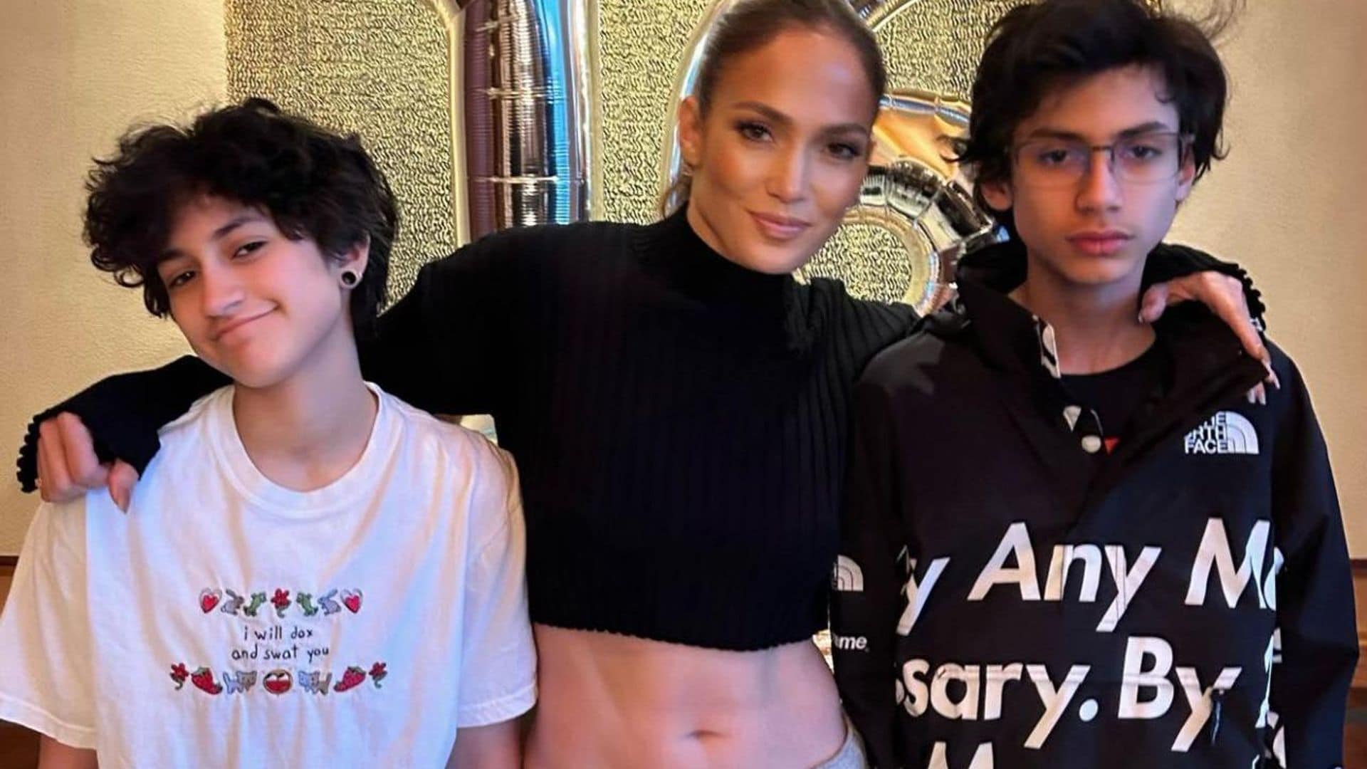 Con un viaje a Japón, JLo celebra el cumpleaños 16 de sus mellizos Emme y Max