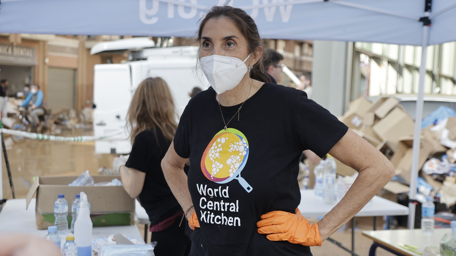 Paz Padilla, Marta Lozano y Pitingo, entre los voluntarios que están ayudando 'in situ'